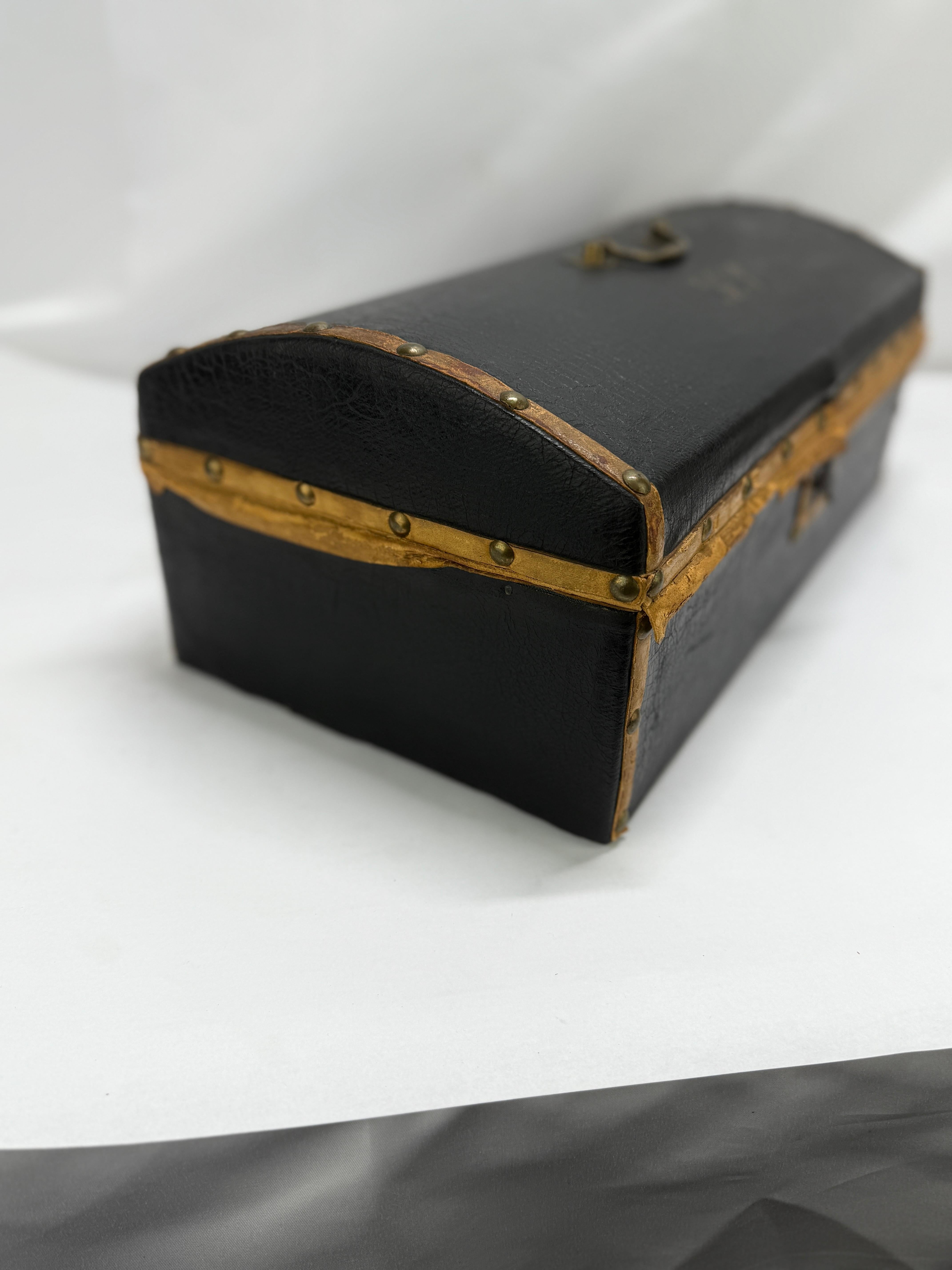 C. 1850 American Leather Document oder Valise Box, - Worcester County (Messing) im Angebot