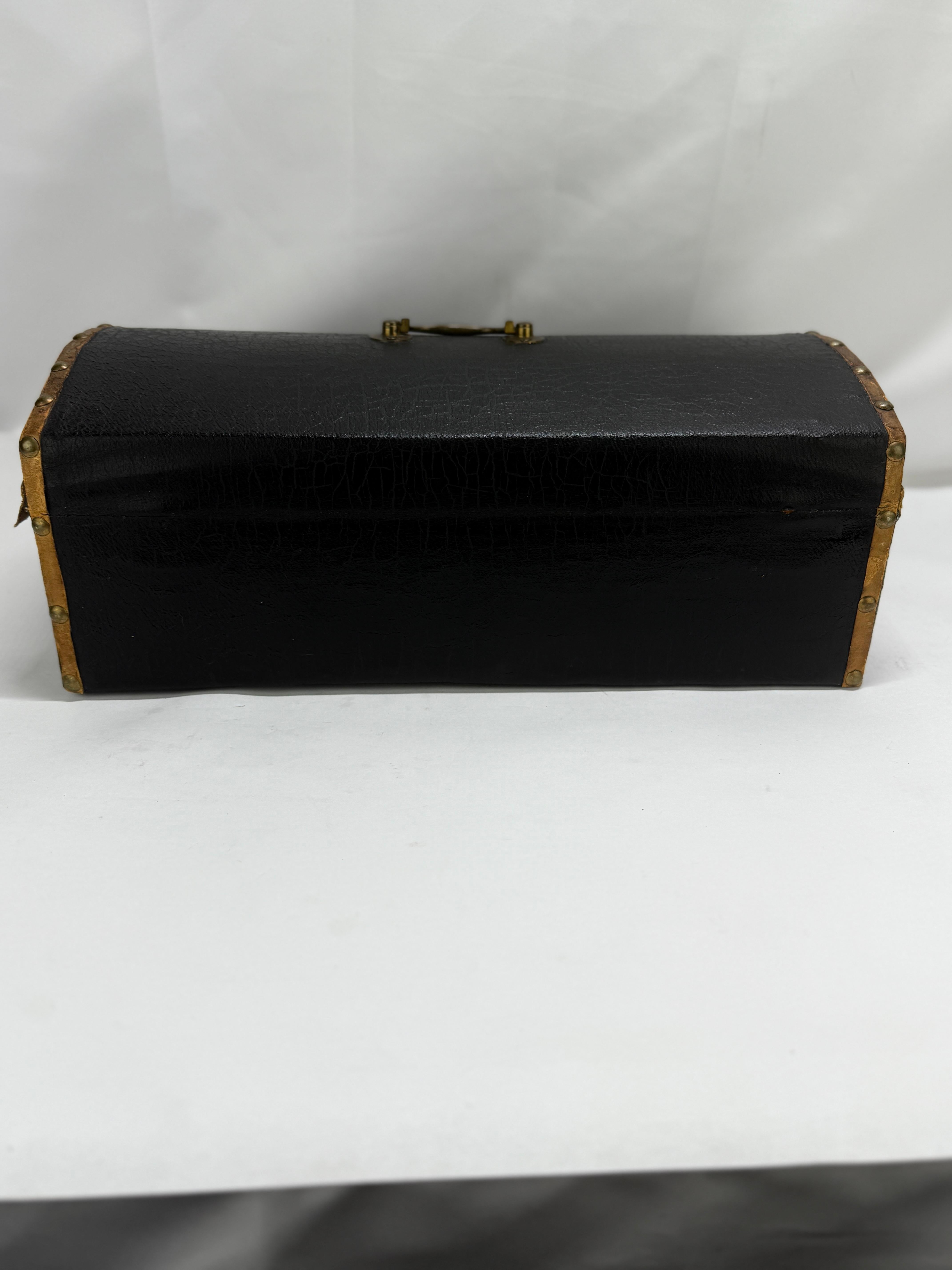 C. 1850 American Leather Document oder Valise Box, - Worcester County im Angebot 1