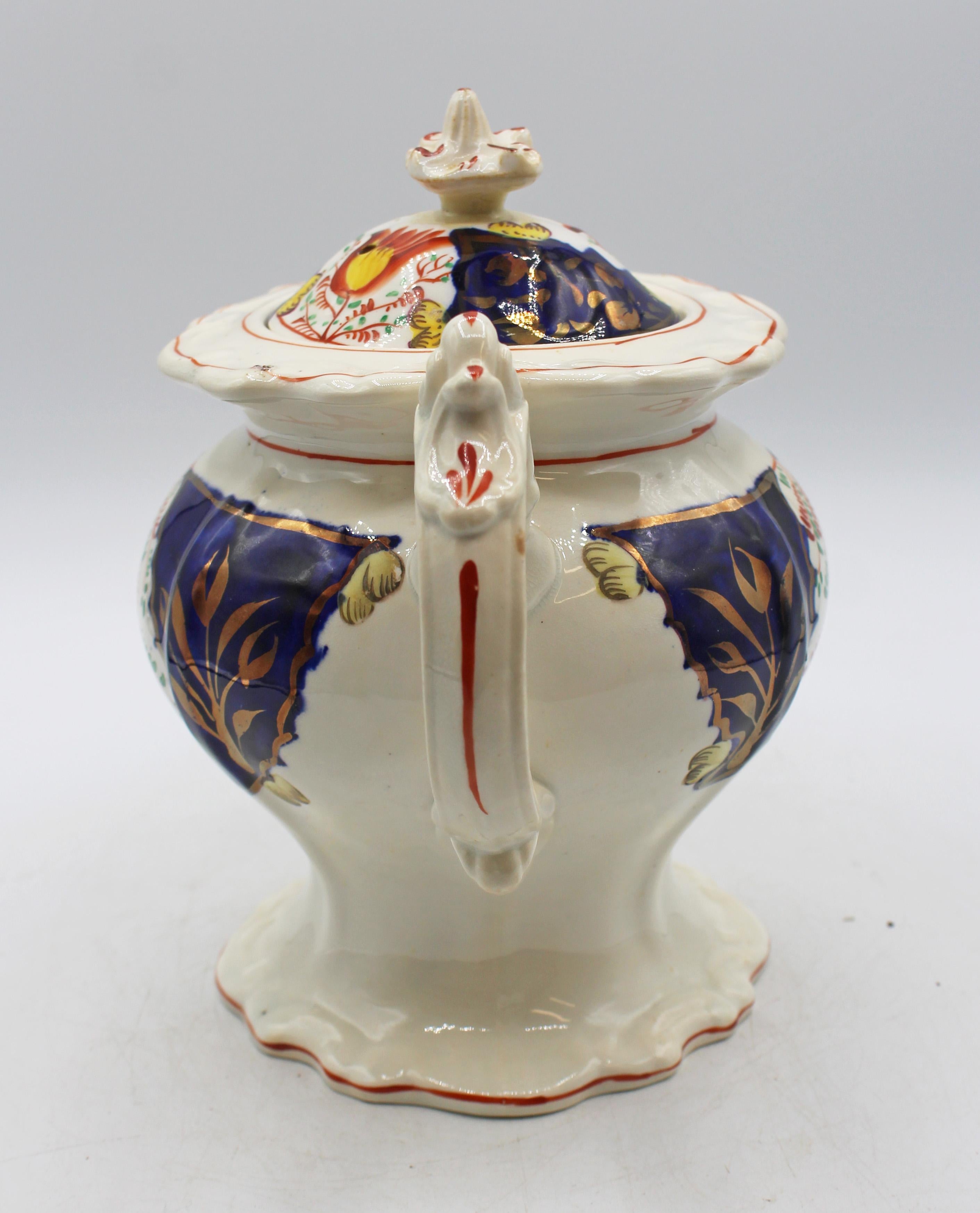 CIRCA 1850s Gaudy Welsh Swansea Cottage Tulip Pattern Tea Pot, Englisch, Staffordshire District. Ein hübsches Exemplar dieses beliebten walisischen Gaudy-Musters. Korpus aus transluzentem Porzellan. Geformt im Rokoko-Revival Schnörkel mit floralen
