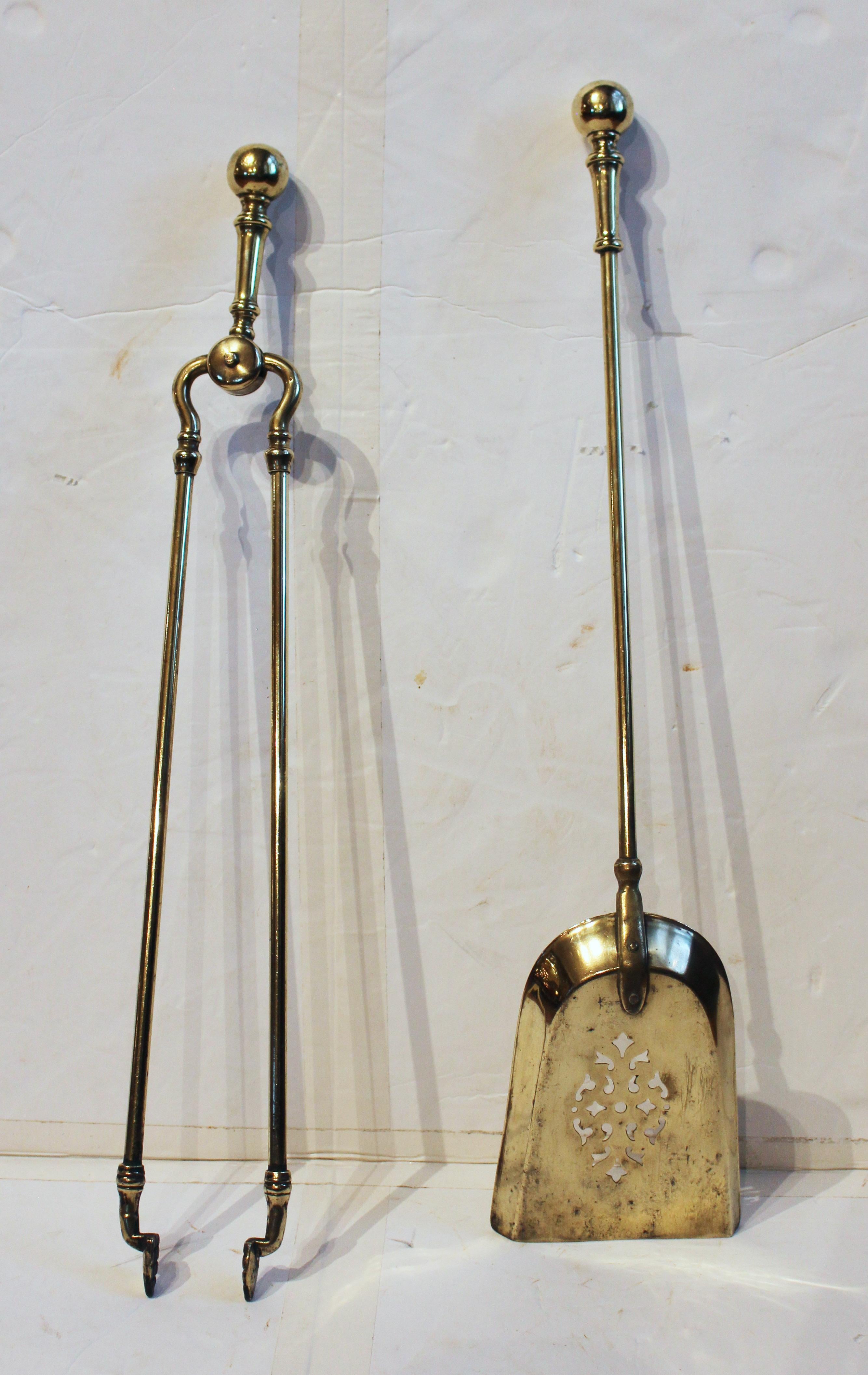Strumenti da fuoco a sfera in ottone, inglese, 1860-80 circa. Un bel set formato da ottone massiccio, non da ottone tubolare. Pala e pinze. Pala elegantemente forata. 

24.5