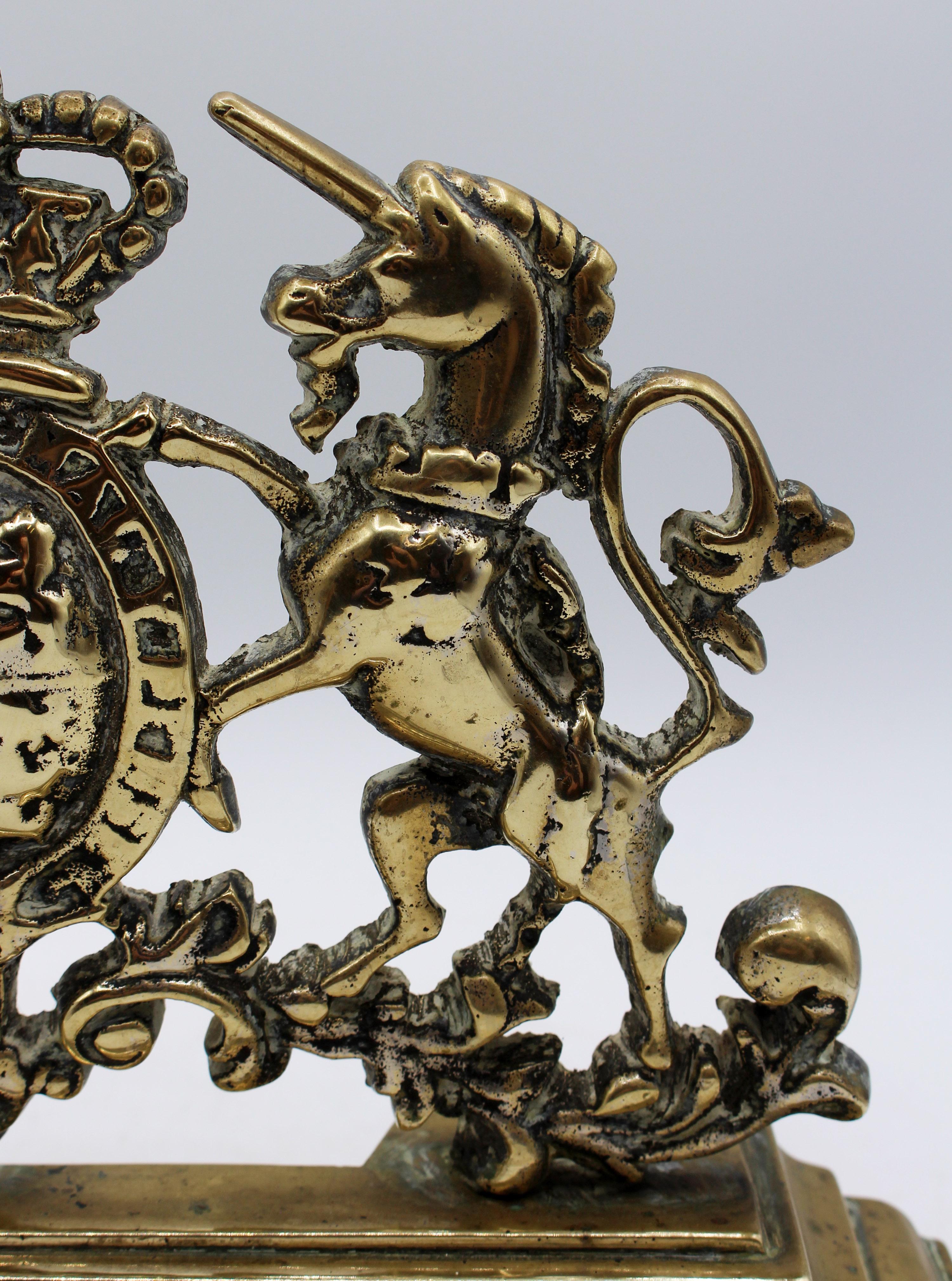C. 1860-80 English Cast Brass Royal Crest Doorstop In condizioni buone in vendita a Chapel Hill, NC