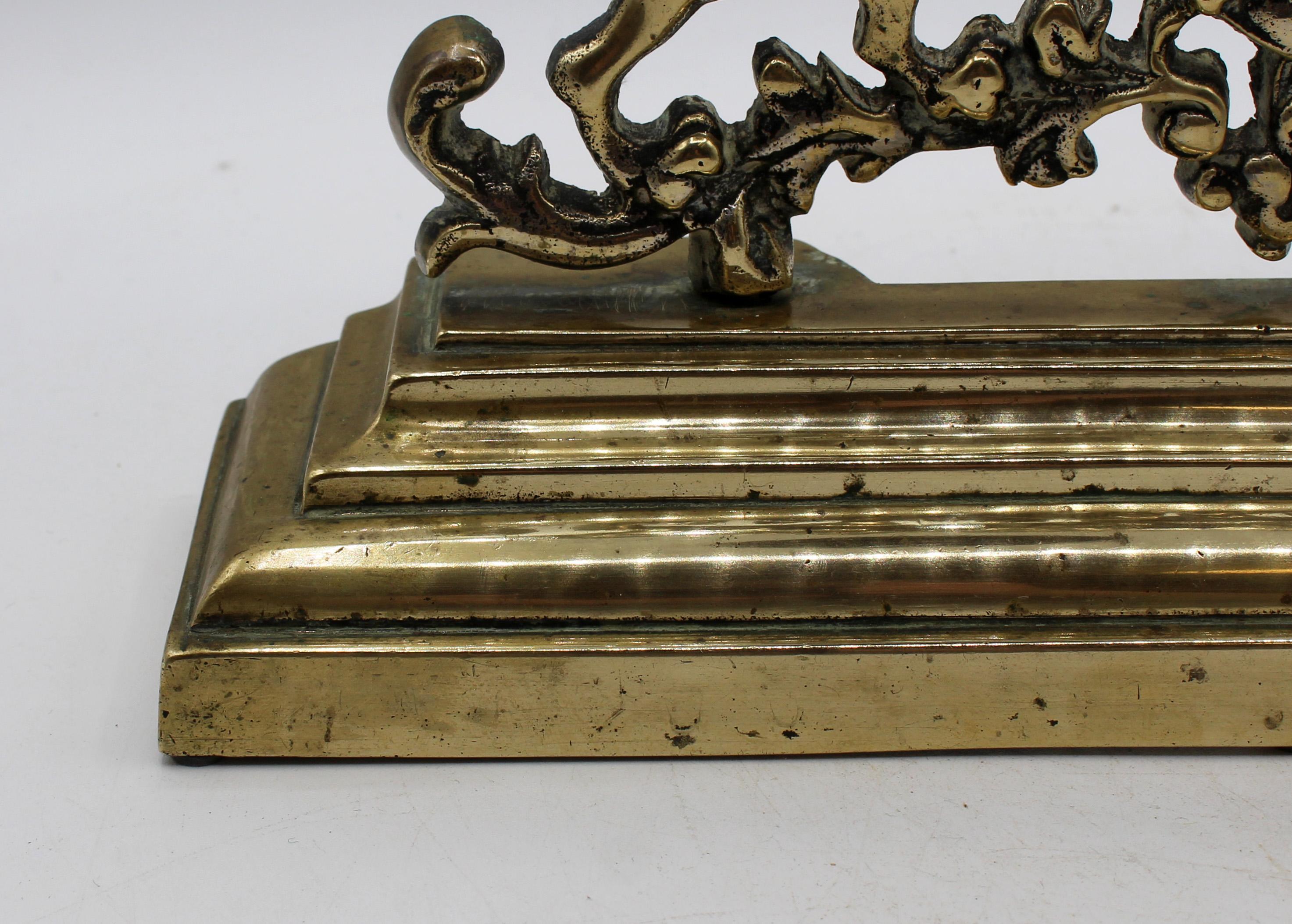 XIX secolo C. 1860-80 English Cast Brass Royal Crest Doorstop in vendita