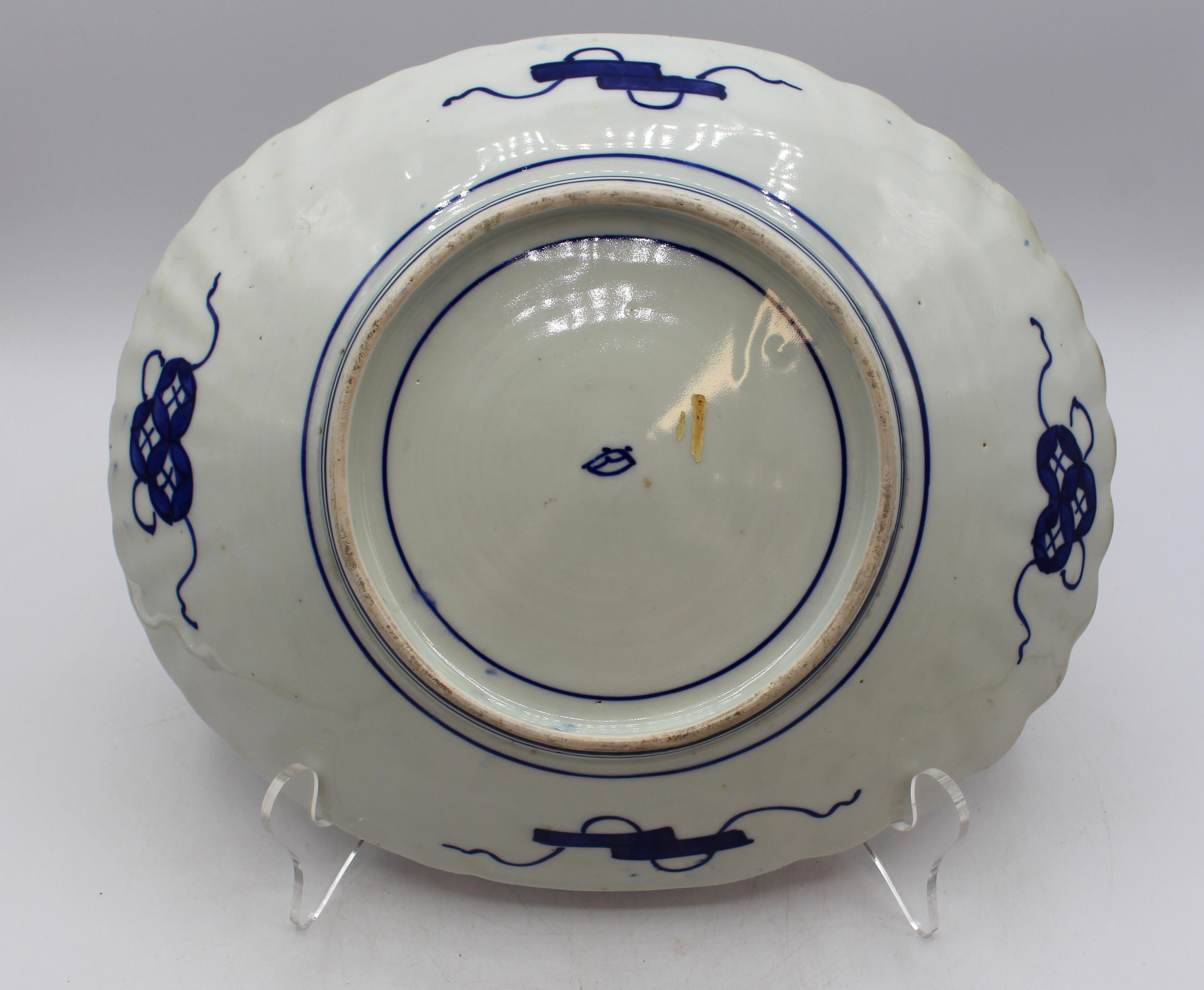 Circa 1860-80 Plato oval japonés de Imari. Hojas moldeadas en relieve y nervios en abanico. Cobalto profundo; las reservas con mariposas y pájaros.
12