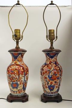 C. 1860-80 Pareja de jarrones Imari japoneses montados como lámparas