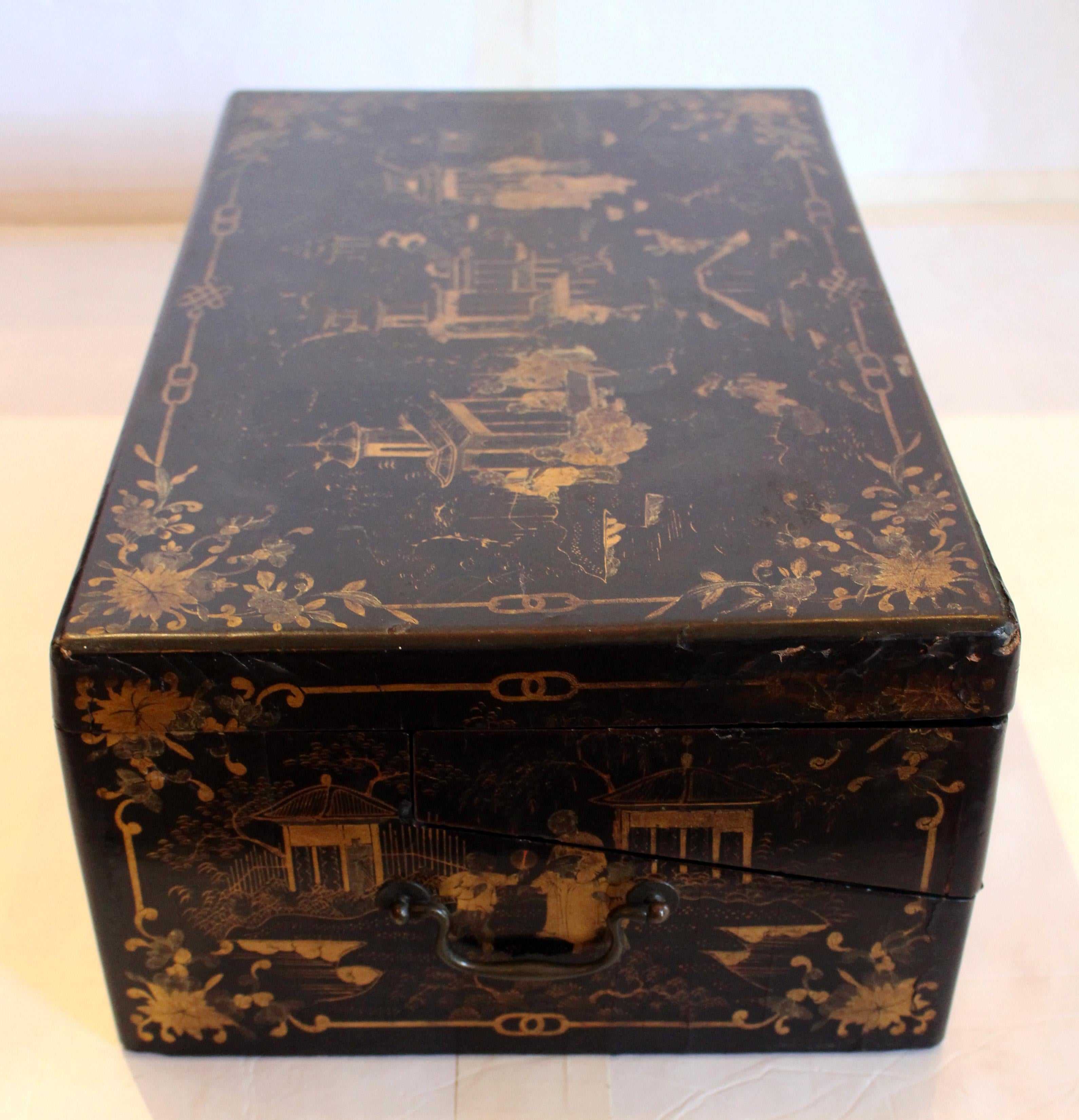 CIRCA 1860 Chinesischer Lack auf Holzschreibtisch. Hergestellt für den englischen Markt. Foldes über der Schreibfläche. Geheime Schubladen. Verluste und Abschürfungen, die dem Alter, dem Gebrauch und der Zartheit des MATERIALs entsprechen. Innen und