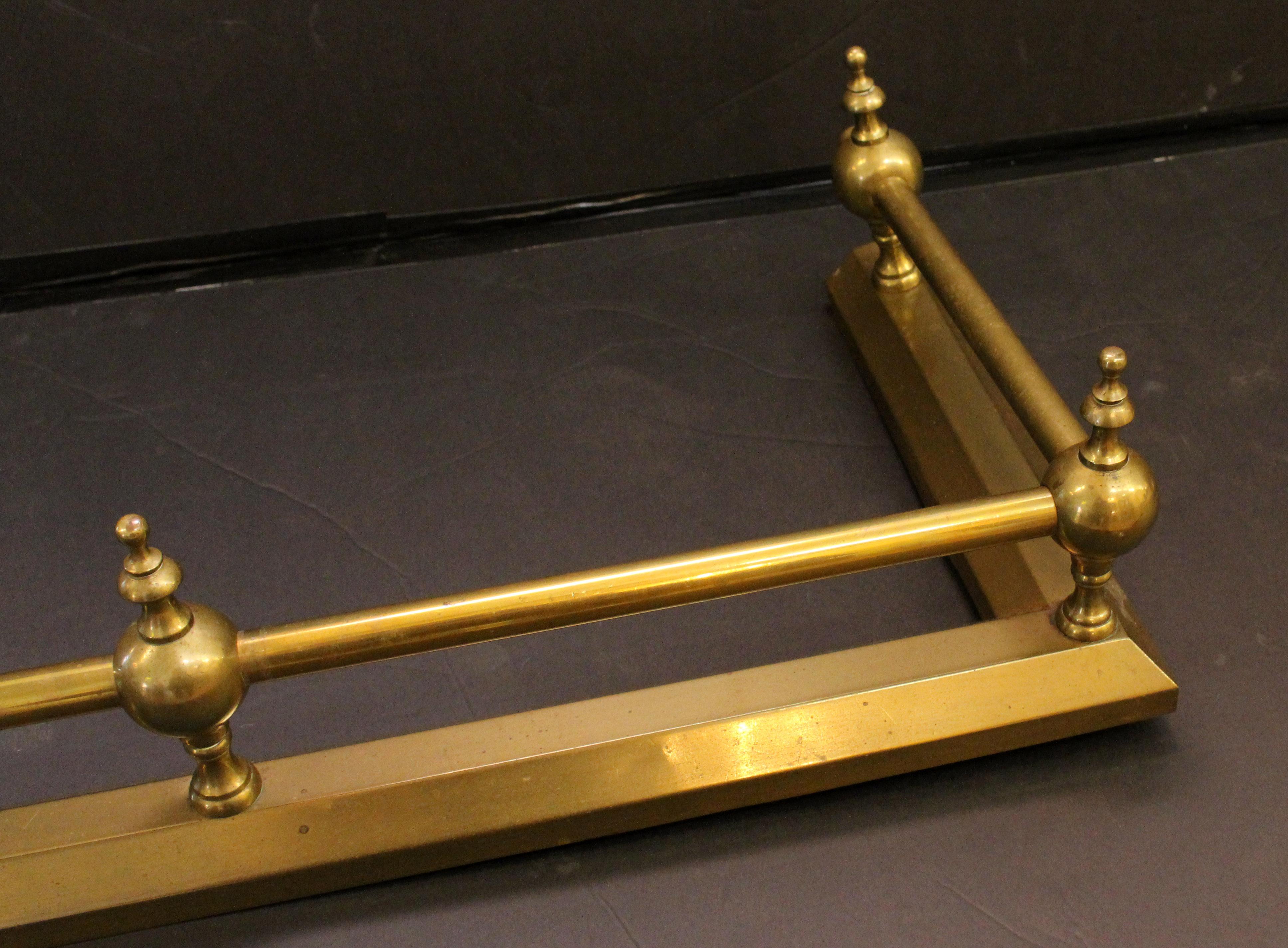 c. 1860 English Brass Fireplace Fender In Good Condition For Sale In Chapel Hill, NC