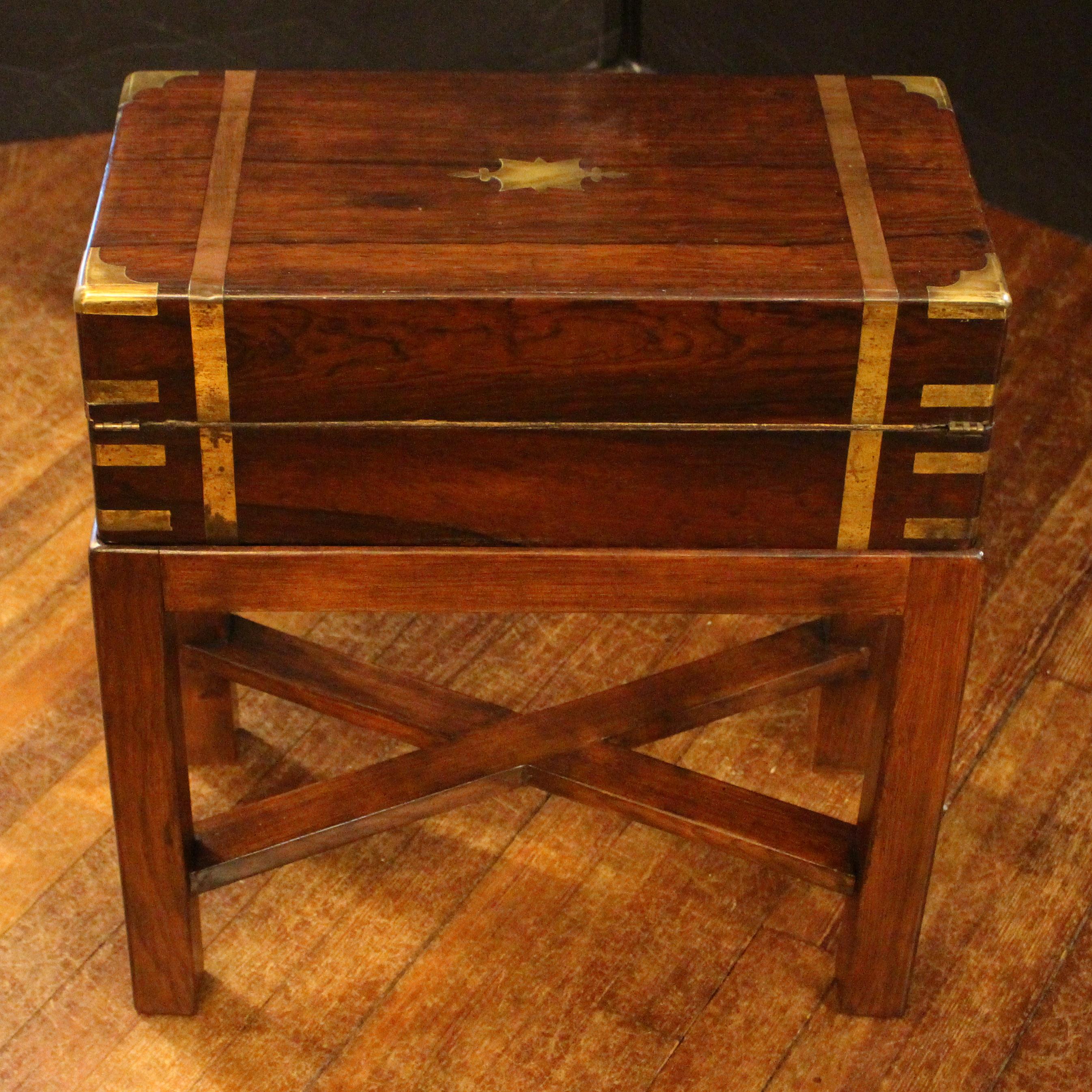 c. 1860 Schoßschreibtisch-Schreibkasten auf individuellem Ständer (Frühviktorianisch) im Angebot