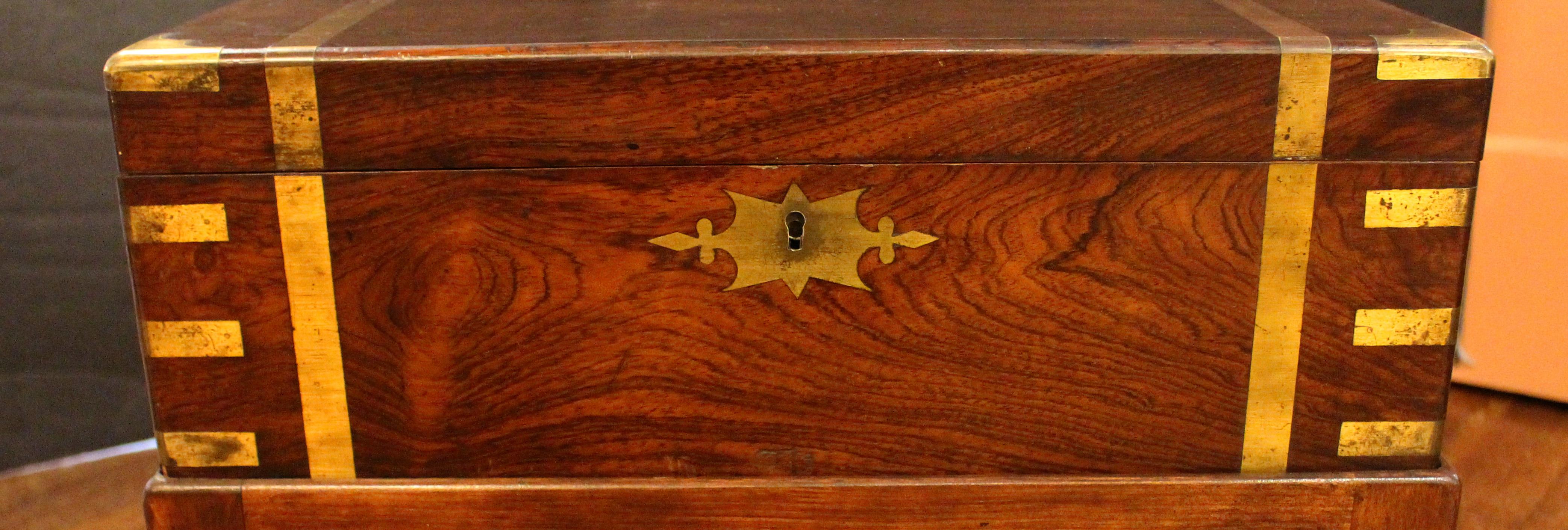 c. 1860 Schoßschreibtisch-Schreibkasten auf individuellem Ständer (Messing) im Angebot