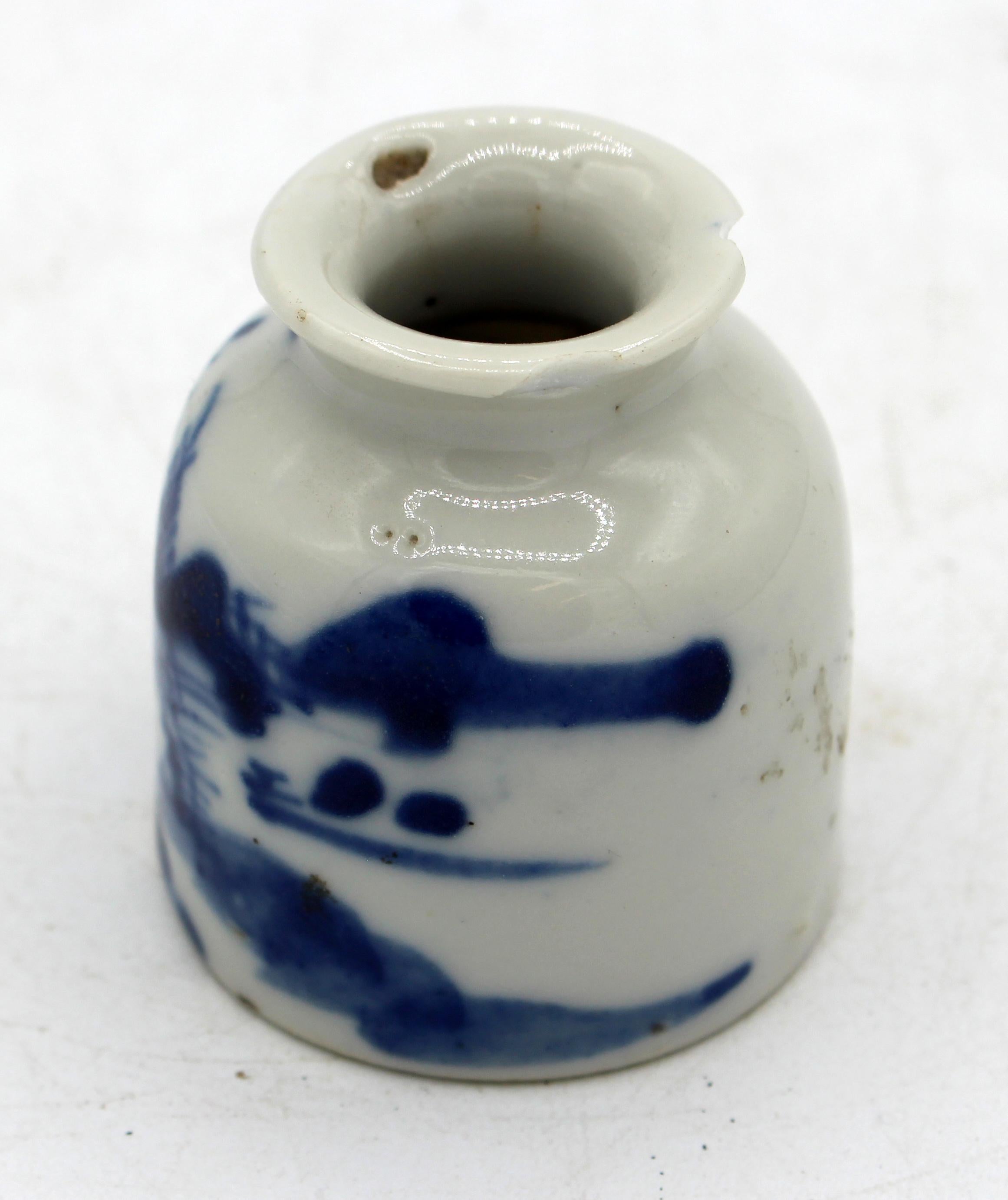 CIRCA 1860 Chinesischer blau-weißer Krug in Form einer Bürstenwaschmaschine. Vom Tisch des Gelehrten der Qing-Dynastie. Porzellan. Dekoration der Landschaft. Felgenchips. Chinesische Regierung Antiquitätengeschäft Wachssiegel. 2