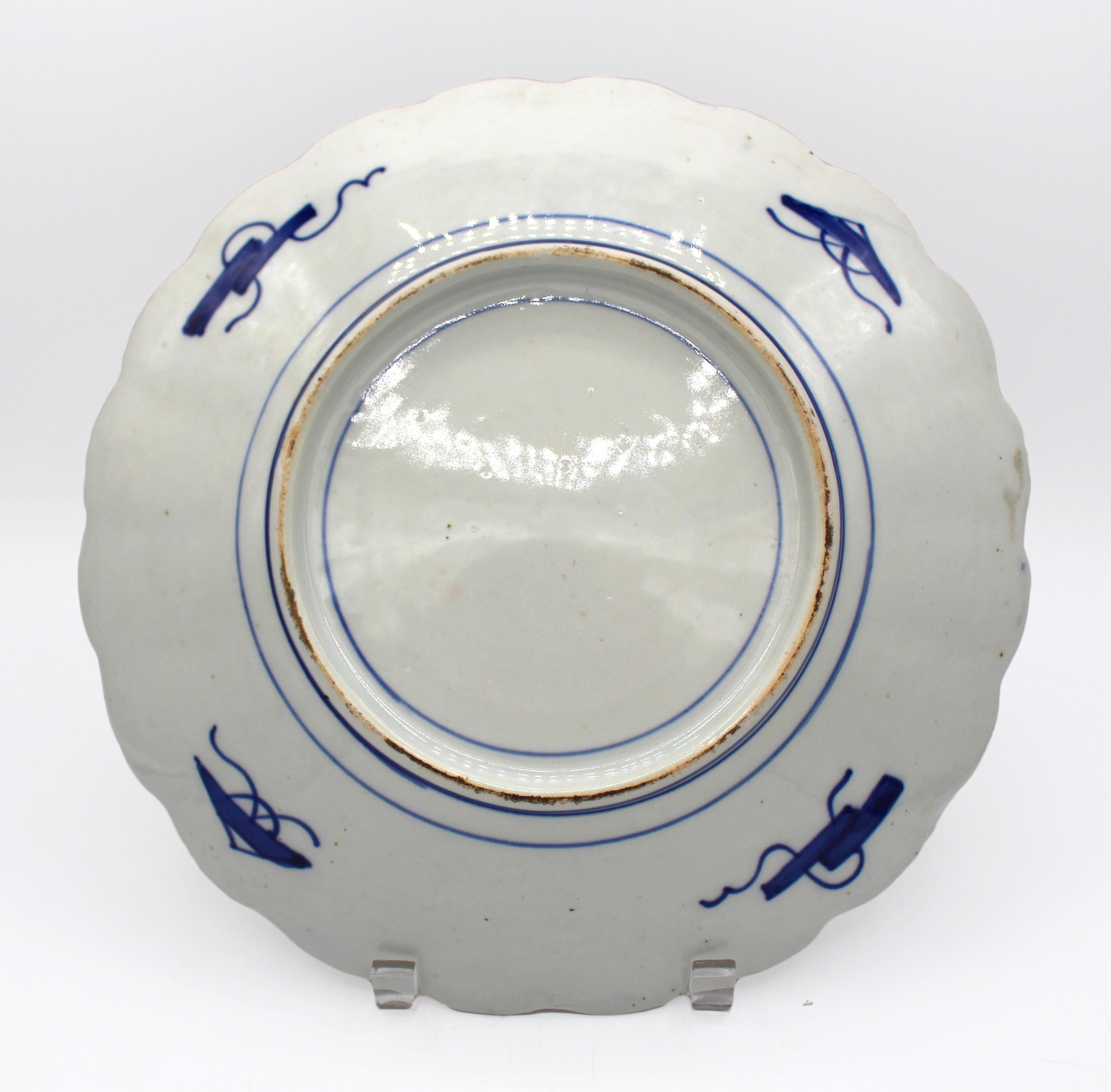 CIRCA 1860s Ästhetische Bewegung Japanische Imari Chop Teller. Kühn geschwungen, mit 2 Phönixvogelkartuschen auf kobaltblauem Grund und dann mit schmalen Stacheln von Windeln und saisonalen Tafeln von Frühling und Sommer.
Ø 11,5
