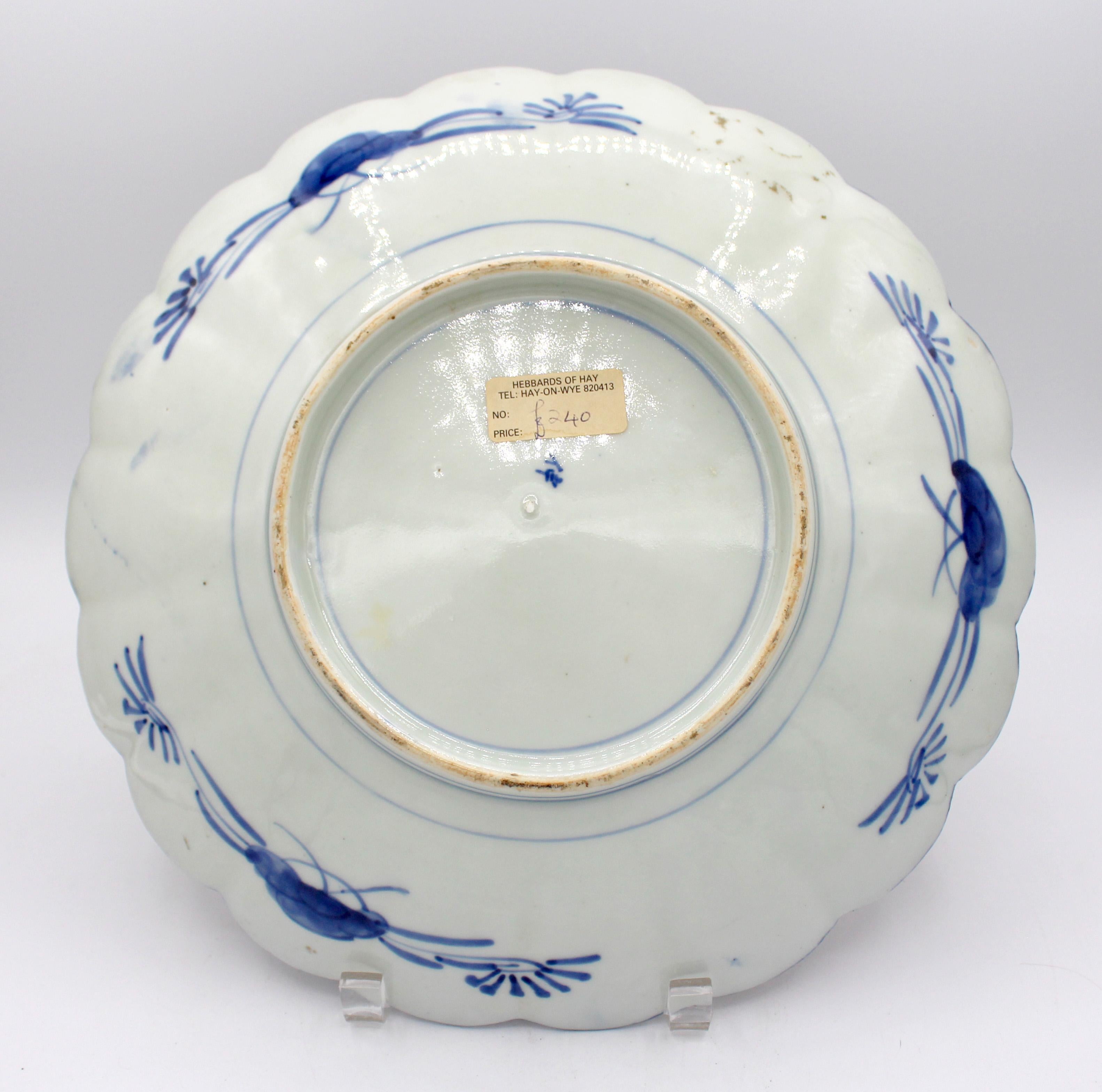CIRCA 1860er Jahre Imari-Teller mit Wellenschliff, japanisch. Das kühn geschwungene Design, das zwei Kartuschen mit blühenden Gärten bildet, flankiert die zentrale florale Urnenreserve mit floralen Monden darüber und darunter. Sehr gut dekoriert.