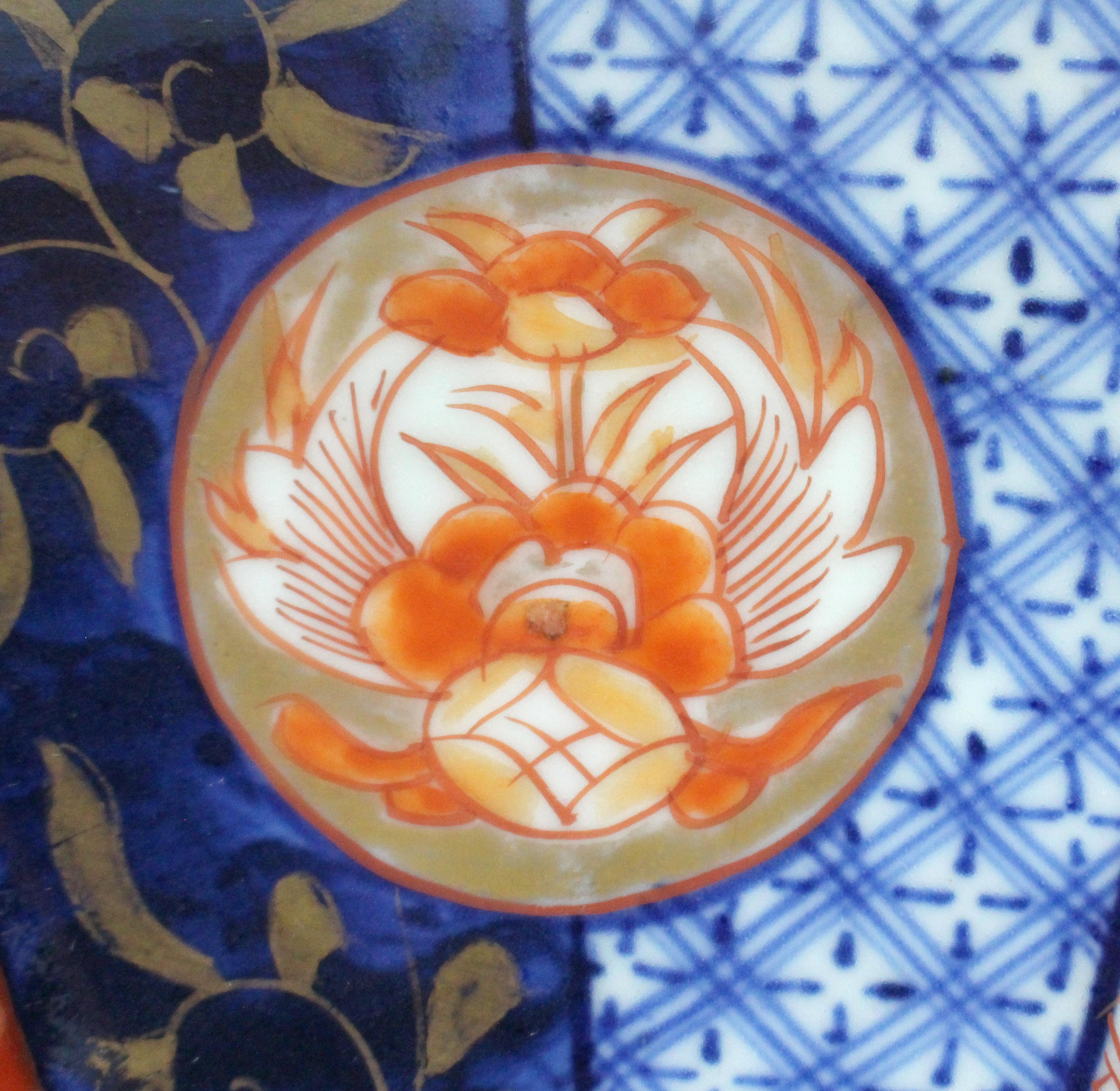 c. 1860er Jahre Japanischer Imari-Teller mit Wellenschliff (19. Jahrhundert) im Angebot