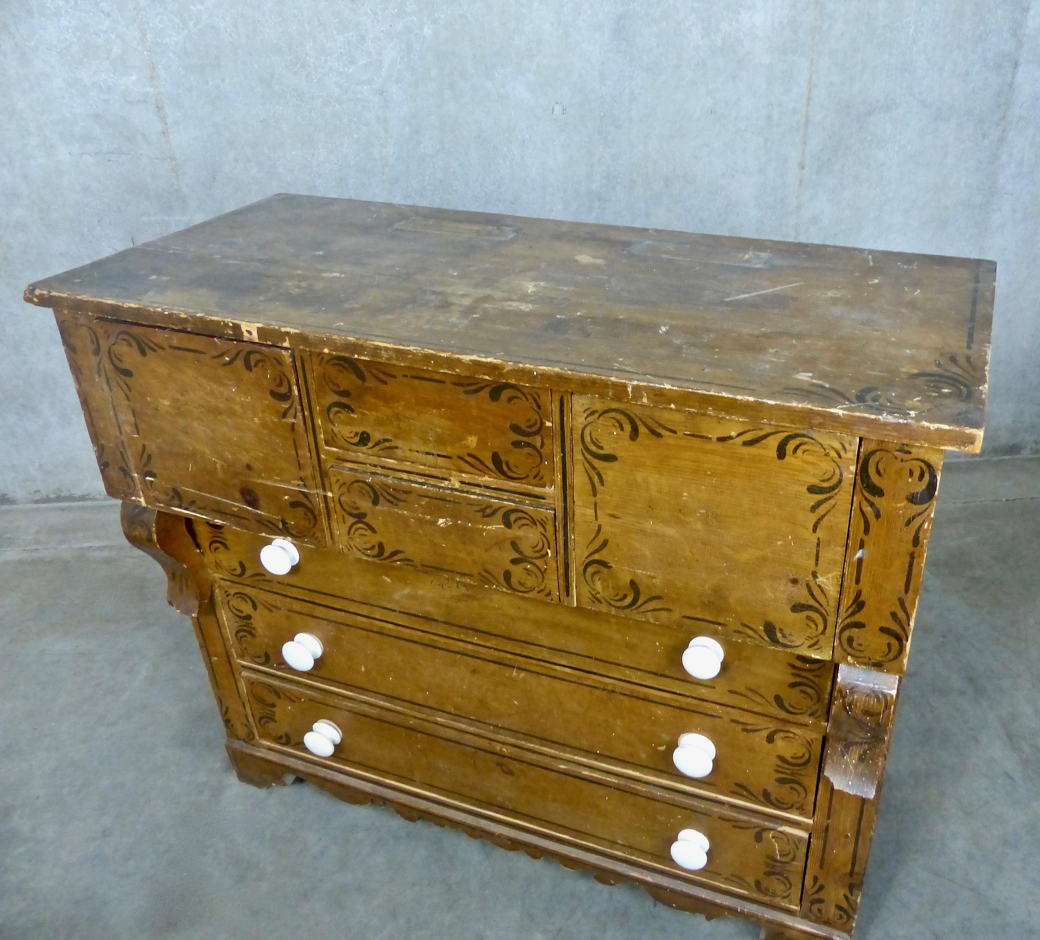 Canadiana Pine Chest of Drawers in Original Folk Art Stencil, circa 1870 In Good Condition For Sale In Surrey, BC