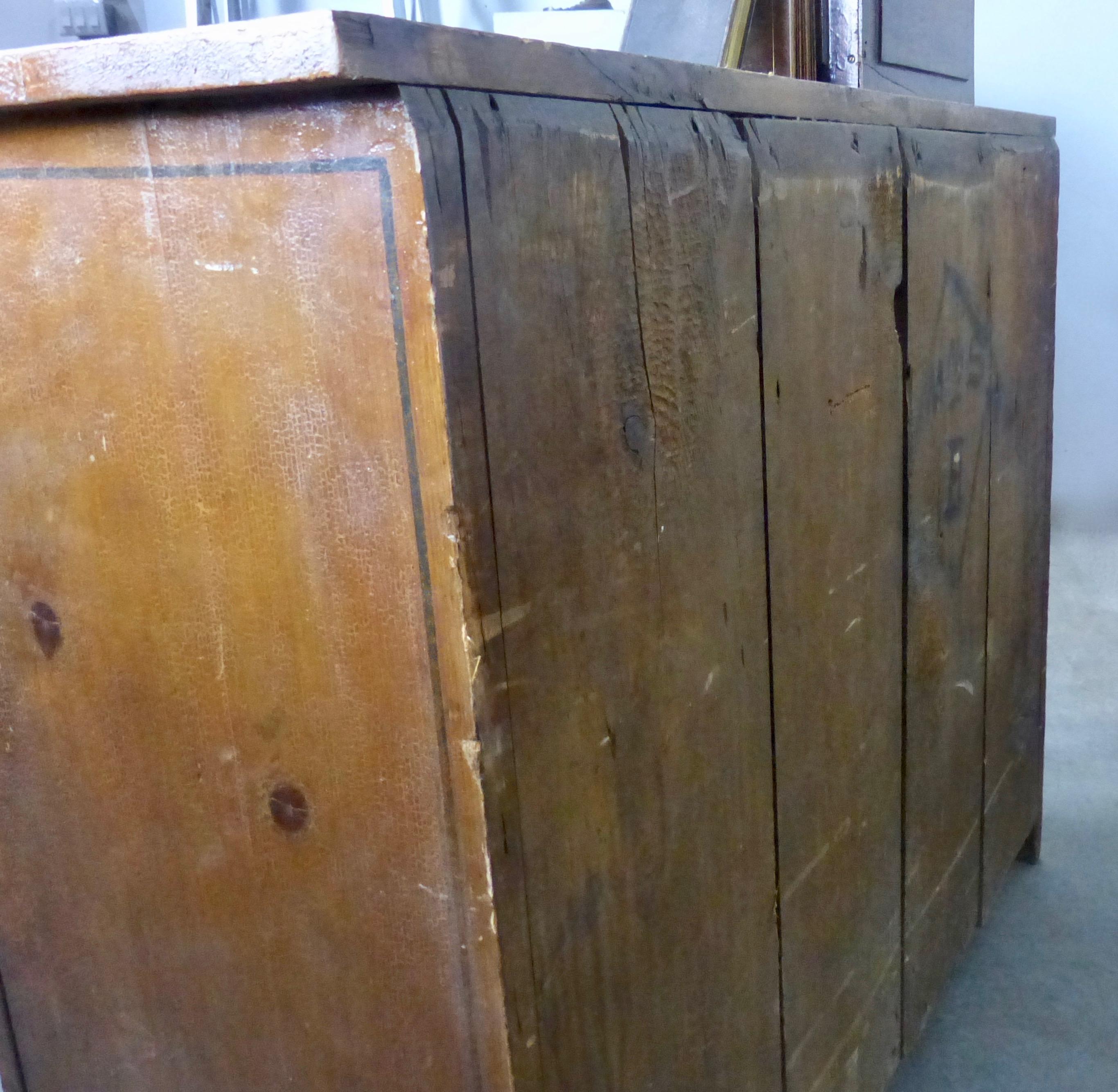 Canadiana Pine Chest of Drawers in Original Folk Art Stencil, circa 1870 For Sale 1