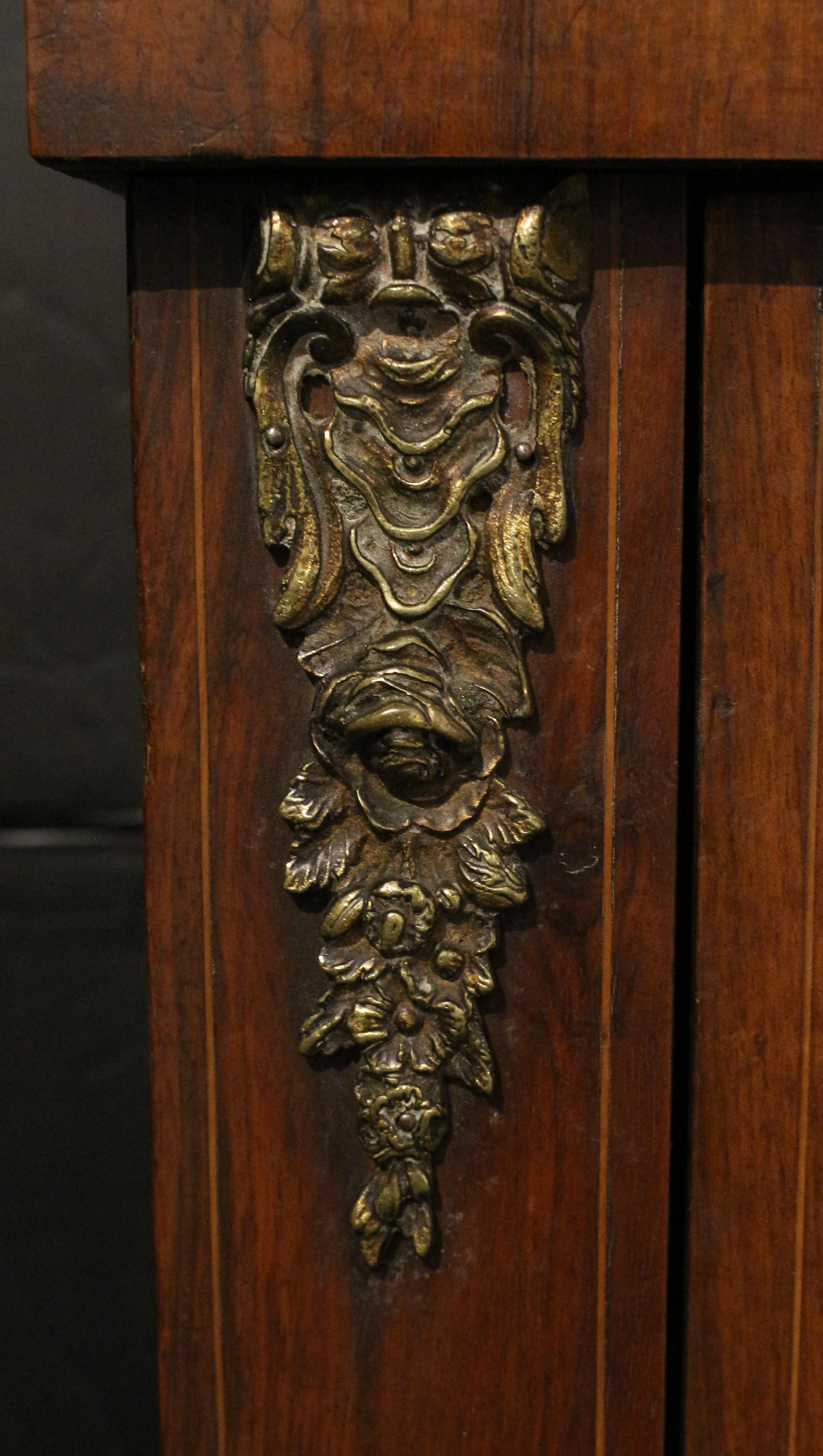 C. 1870 Bibliothèque victorienne à portes vitrées en noyer anglais en vente 3