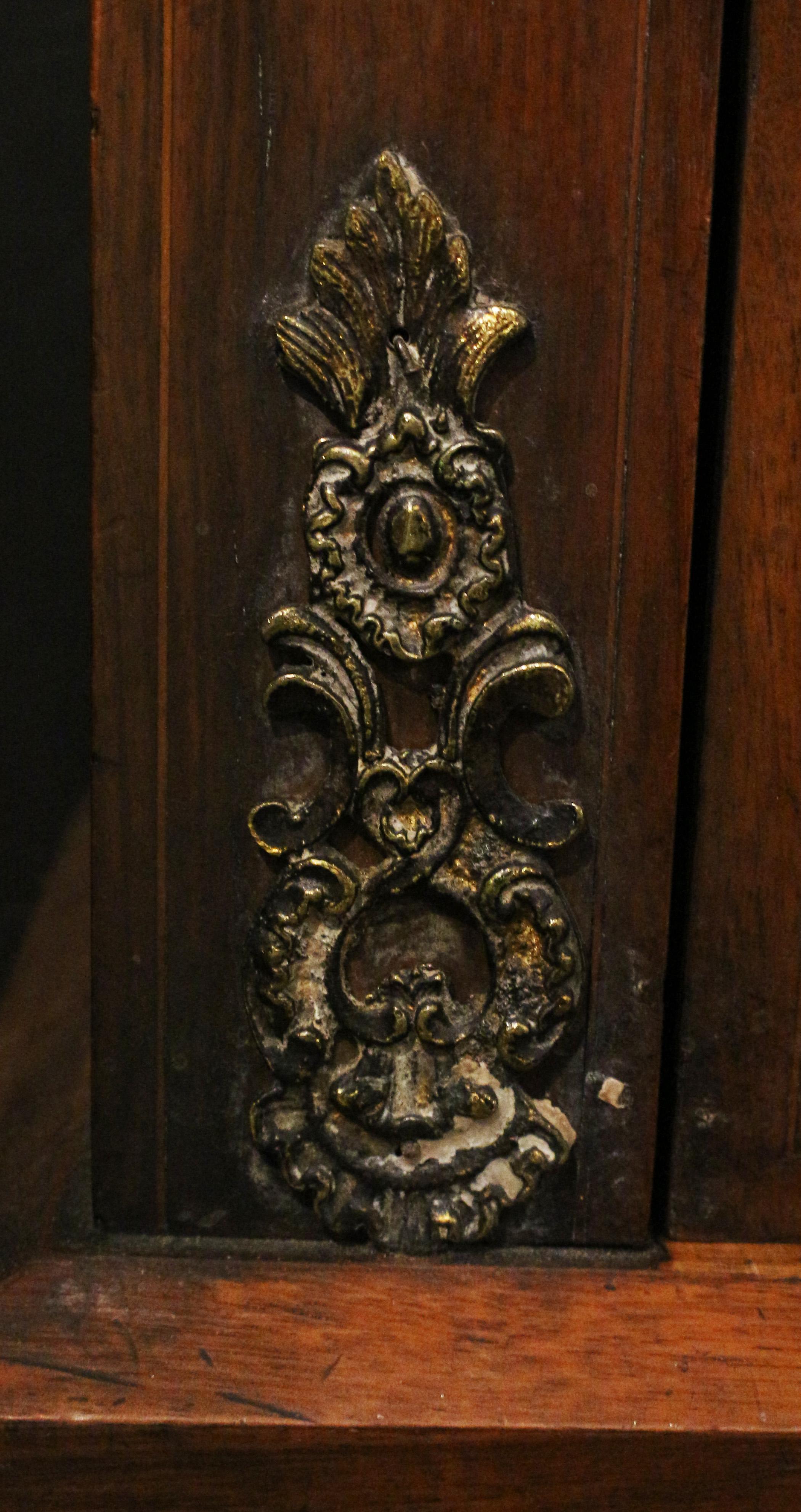 C. 1870 Bibliothèque victorienne à portes vitrées en noyer anglais en vente 4