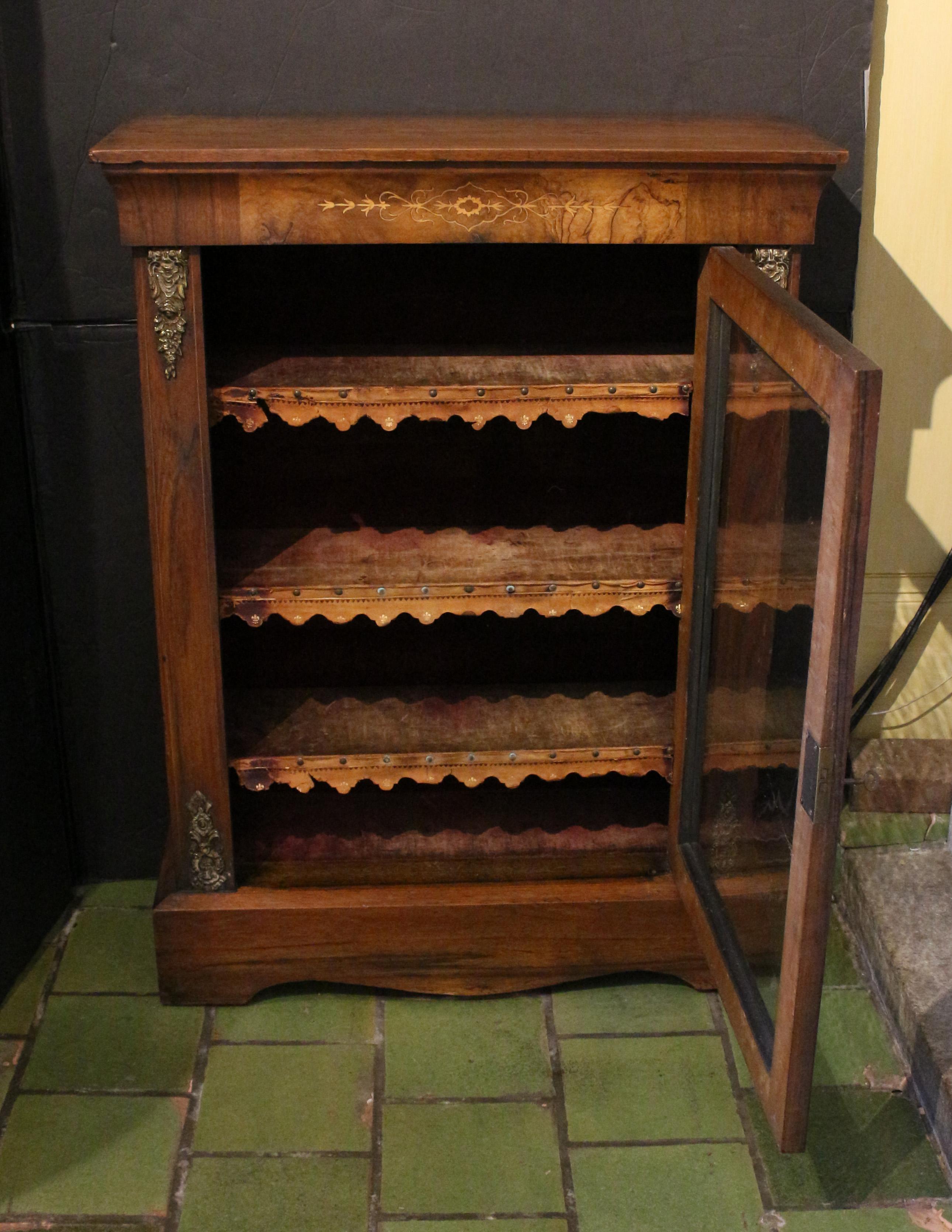 Anglais C. 1870 Bibliothèque victorienne à portes vitrées en noyer anglais en vente