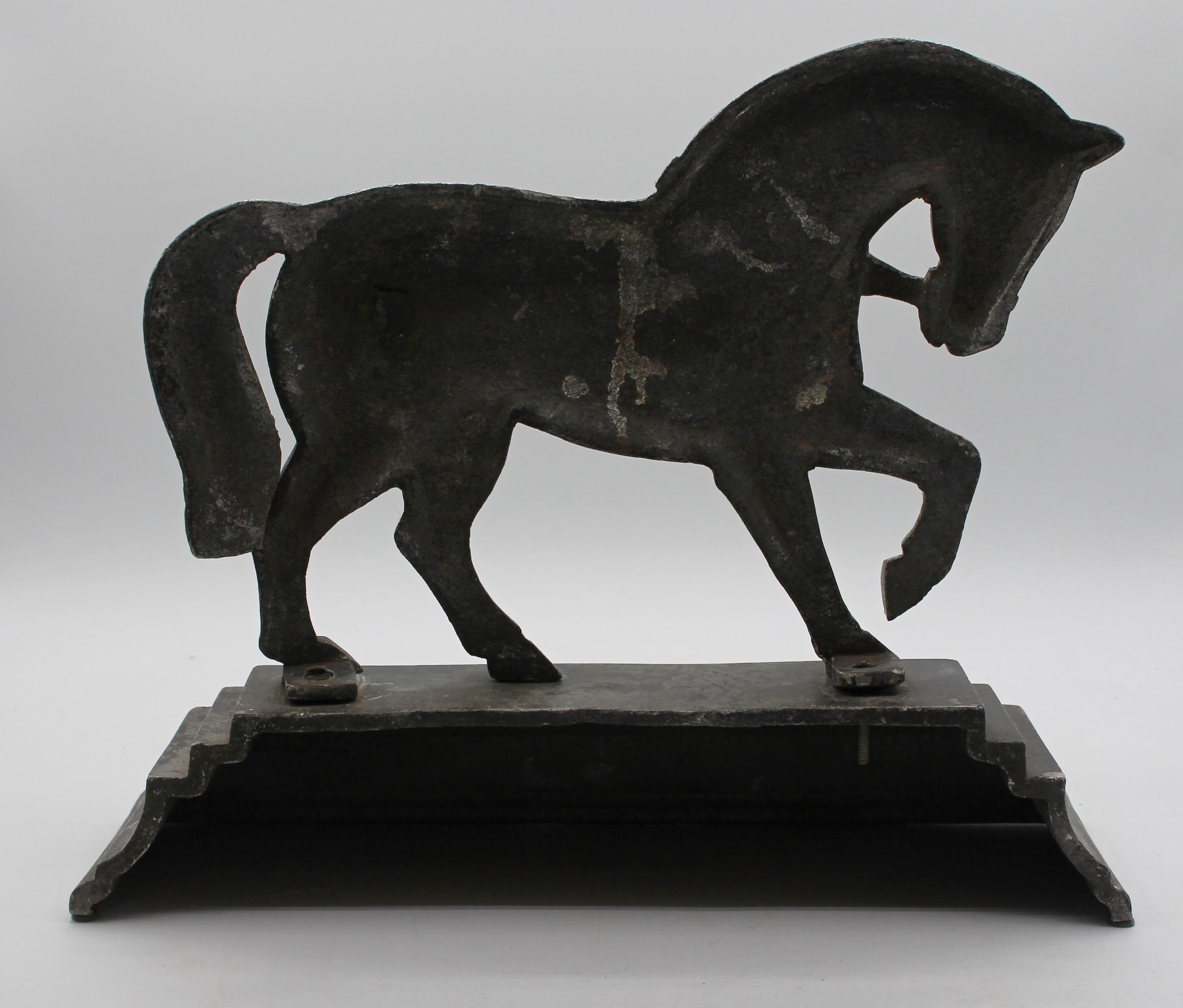Fine XIX secolo C. 1870 Pair of English Polished Steel Horse Doorstops in vendita