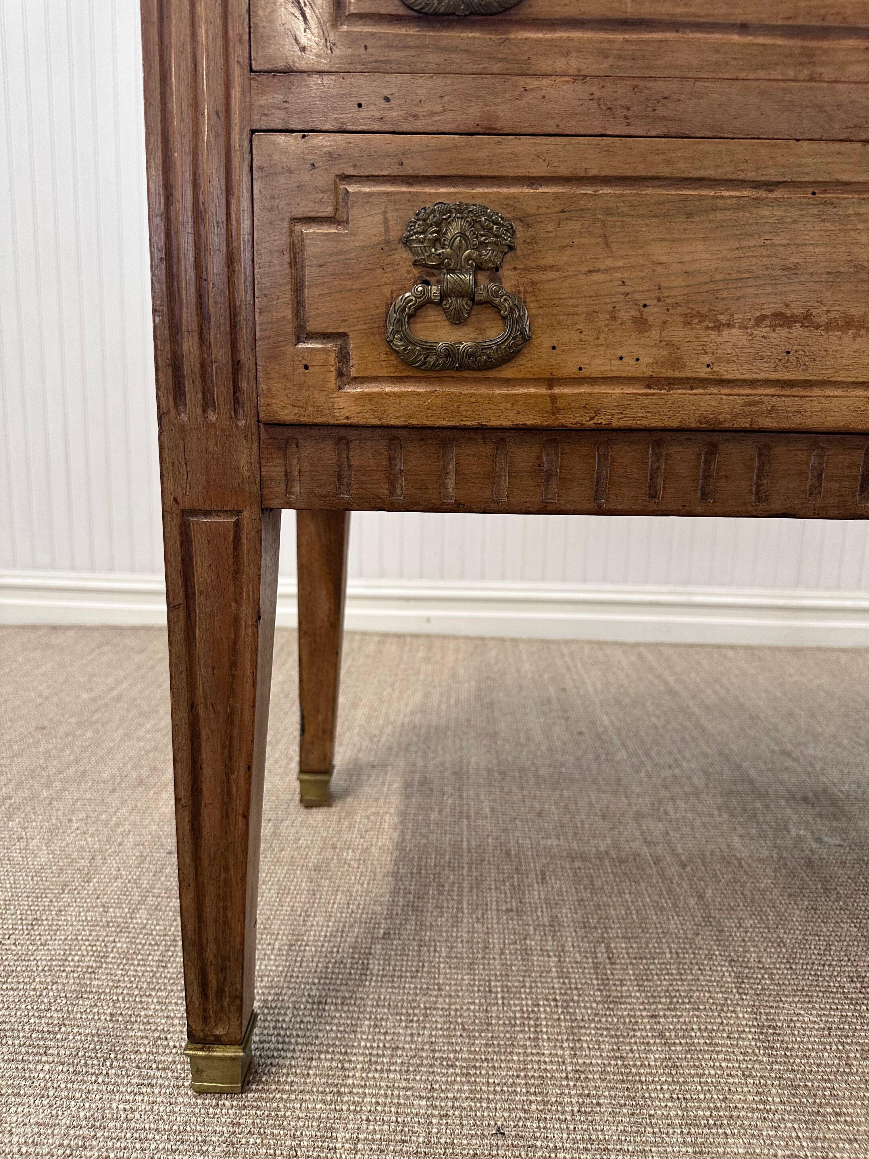 C. Arcón de madera de nogal de 1870 Antique French Directoire en venta 4