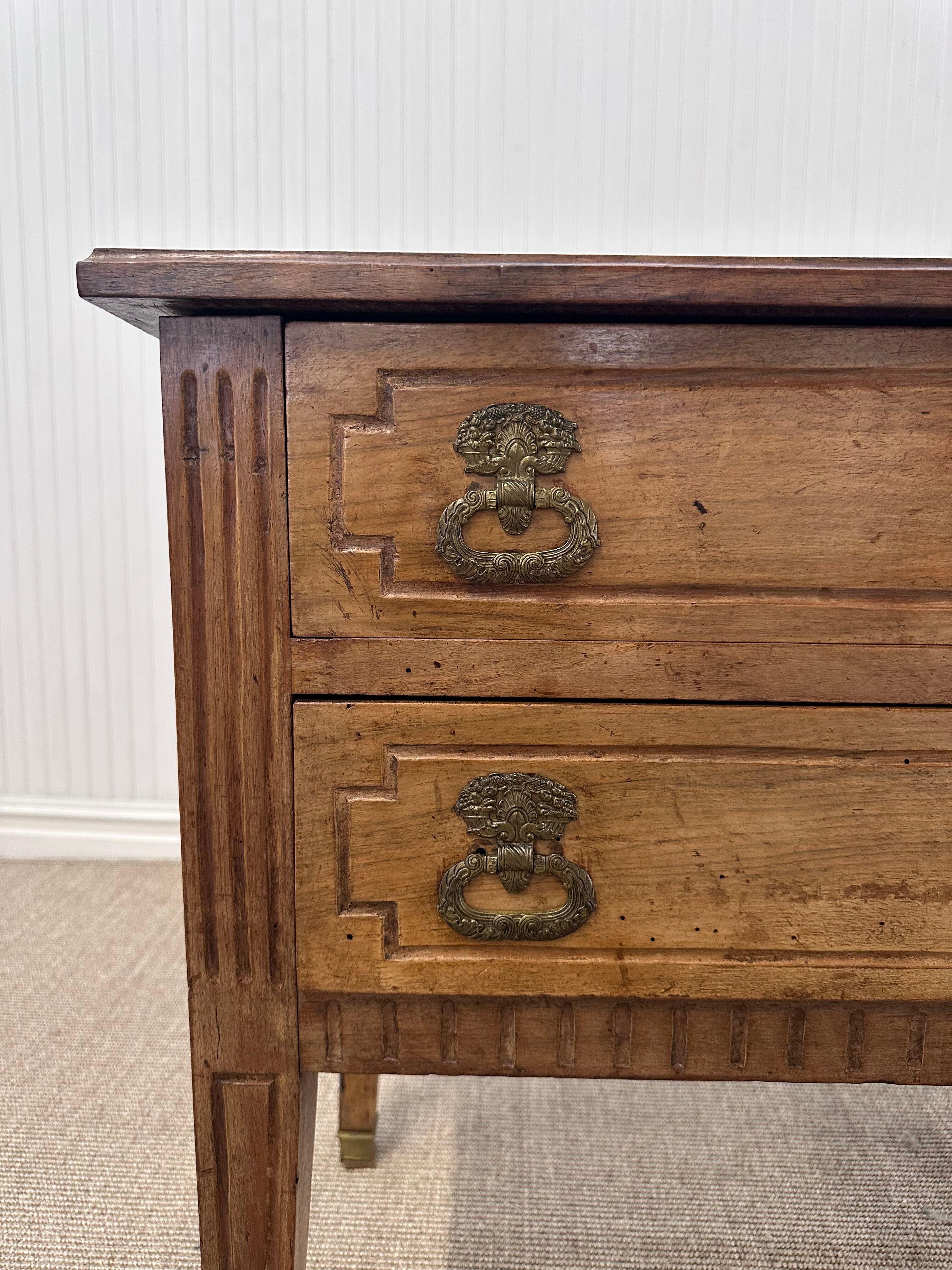 C. Arcón de madera de nogal de 1870 Antique French Directoire en venta 5