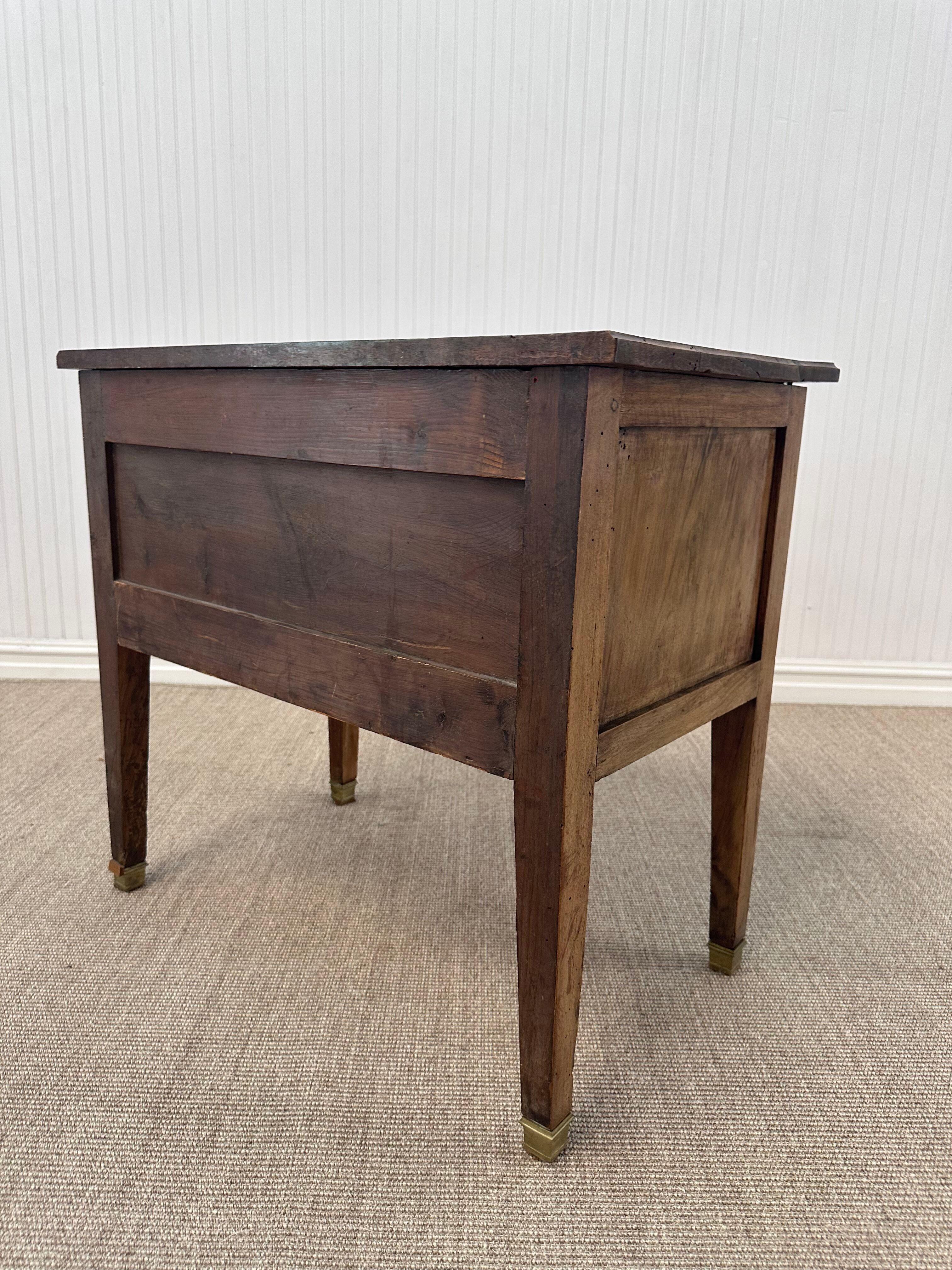 C. Arcón de madera de nogal de 1870 Antique French Directoire Francés en venta