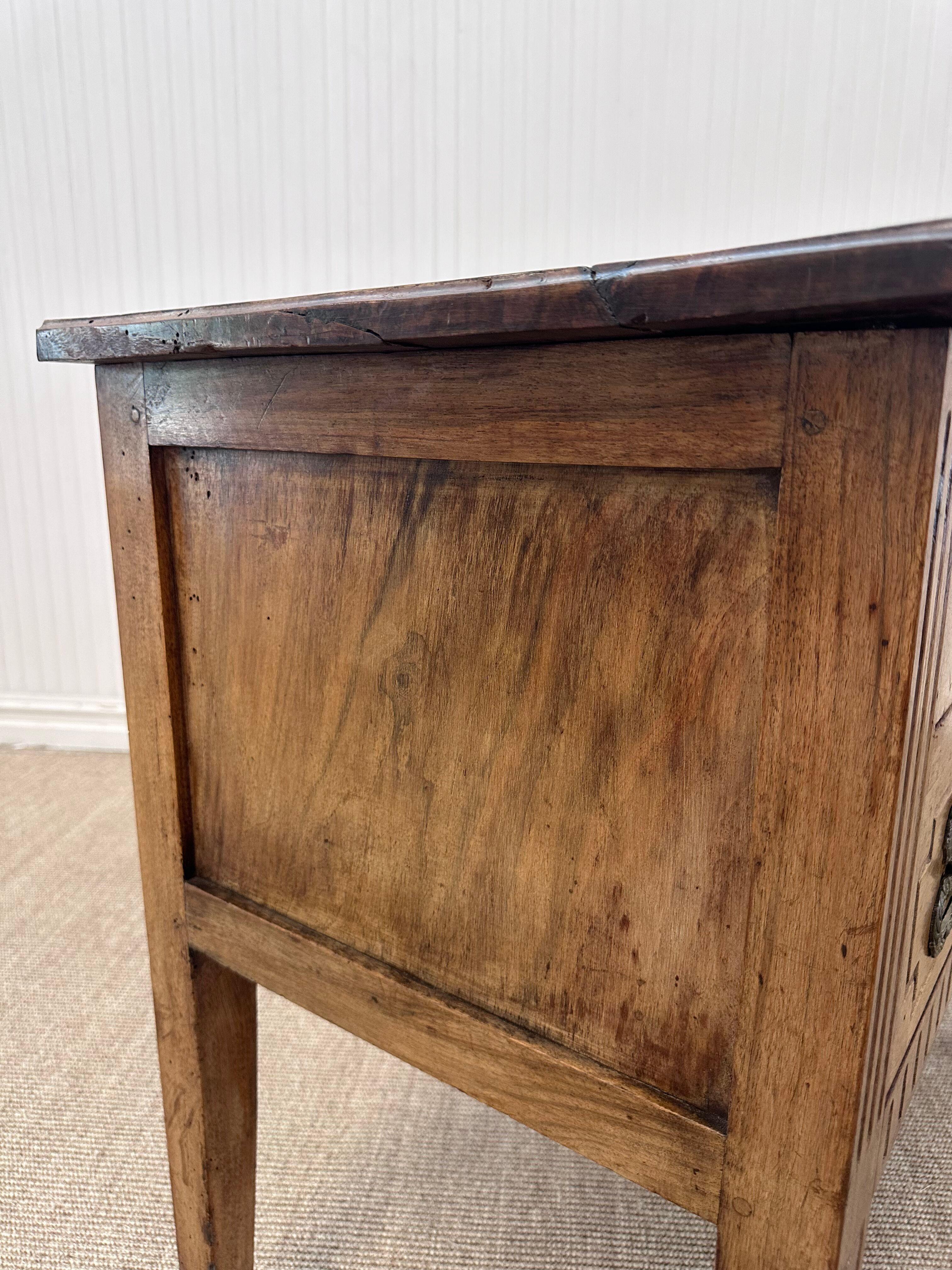 C. Arcón de madera de nogal de 1870 Antique French Directoire en Bueno estado para la venta en Baton Rouge, LA