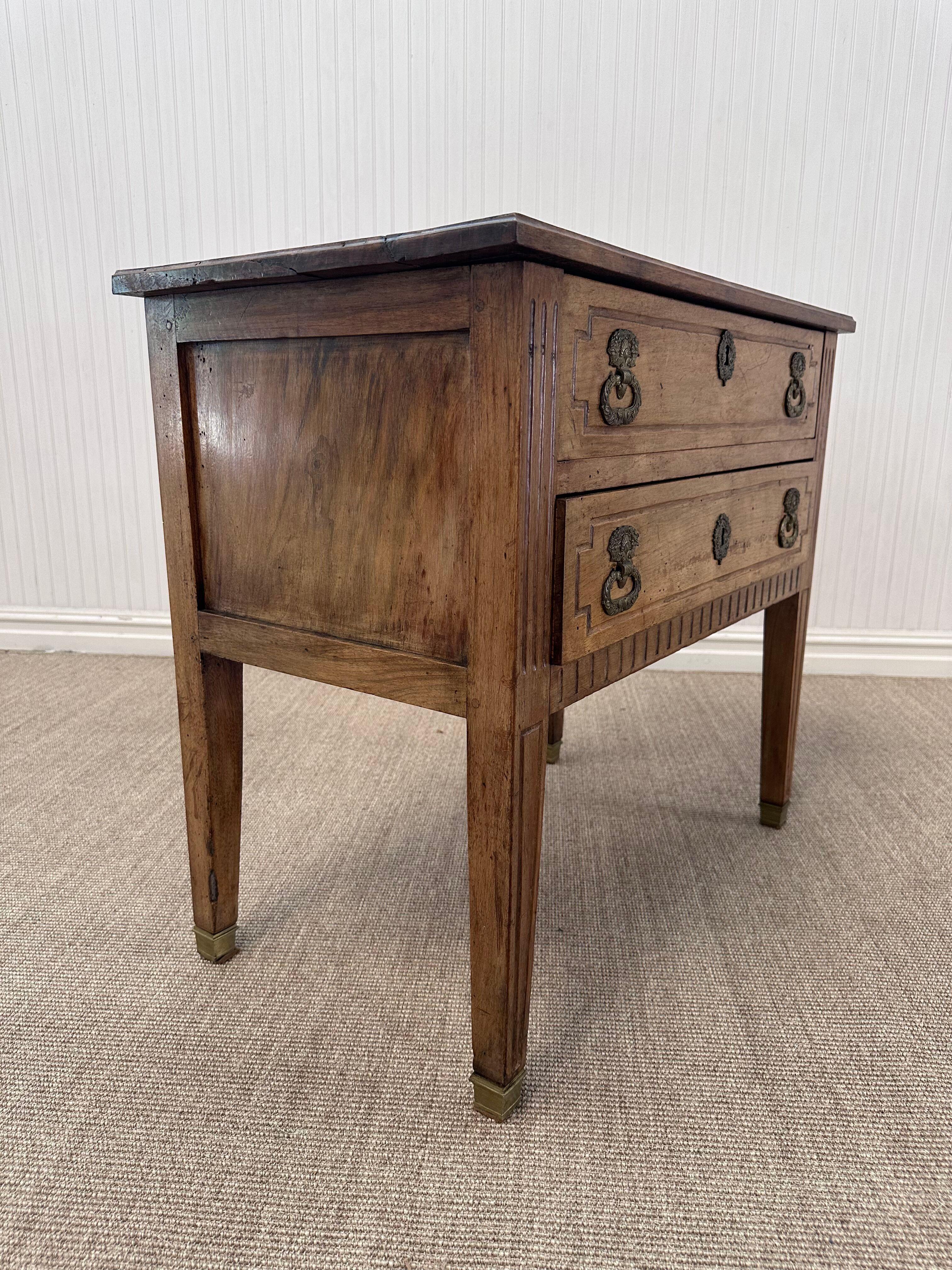 C. Arcón de madera de nogal de 1870 Antique French Directoire siglo XIX en venta