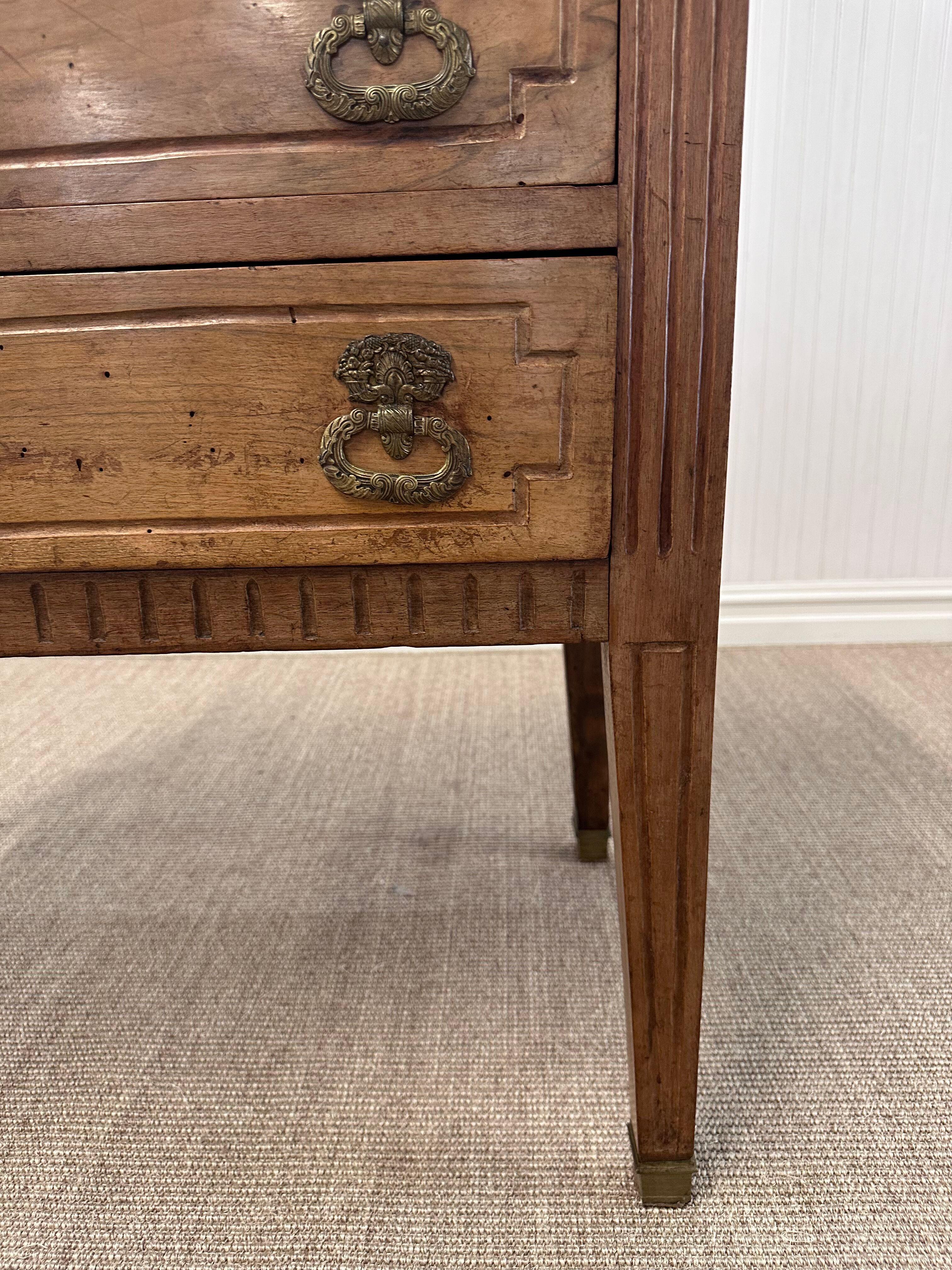 C. Arcón de madera de nogal de 1870 Antique French Directoire en venta 1