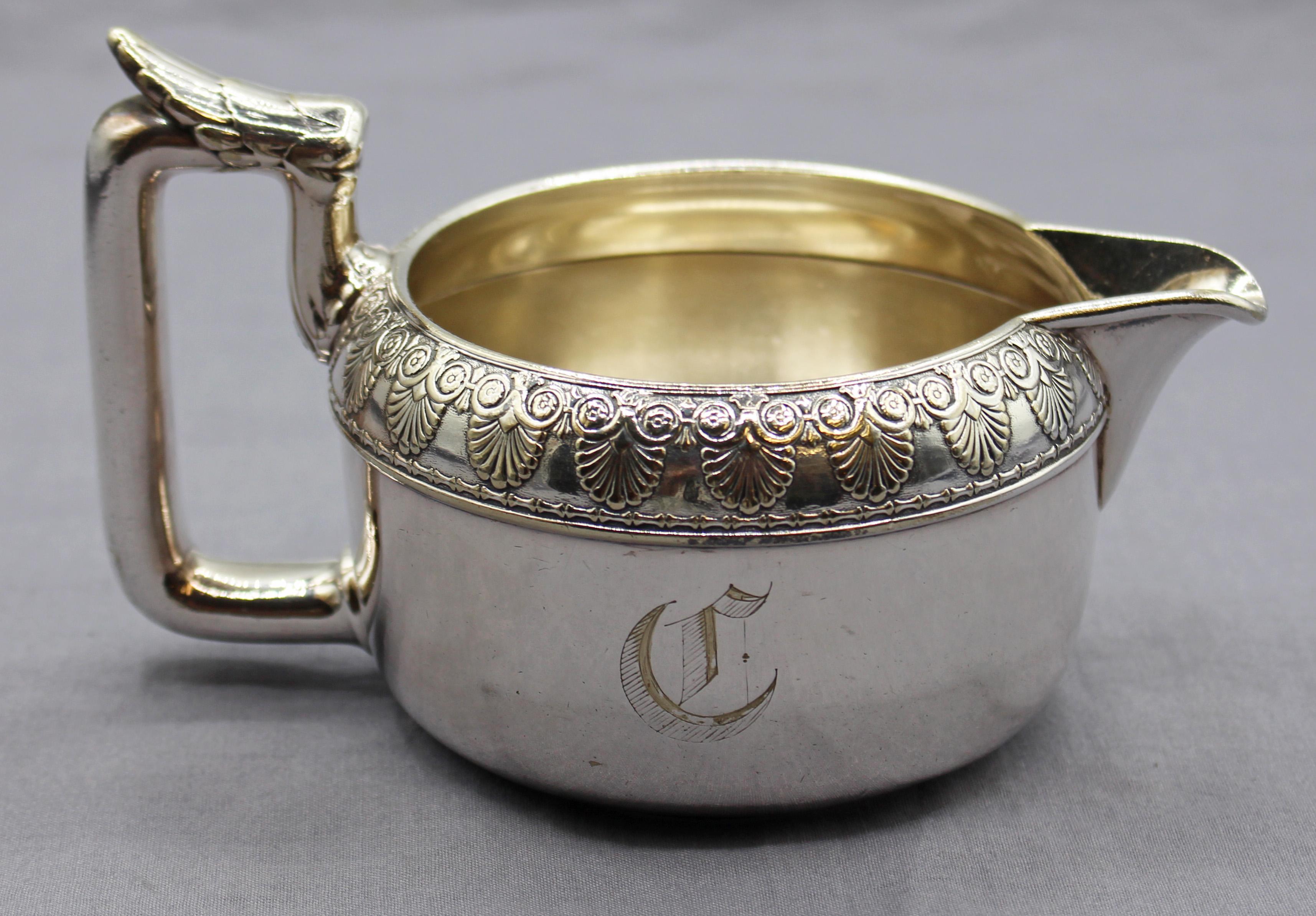Gorham Silber gelötet, um 1870, 5-teiliges Tee- und Kaffeeservice. Jedes Stück ist unten markiert. Ägyptische Wiedergeburtszeit & Design. Stilisierte, sich wiederholende Akanthusfächer und Rosettenbordüren; geflügelte Daumenstützen; gadronierte