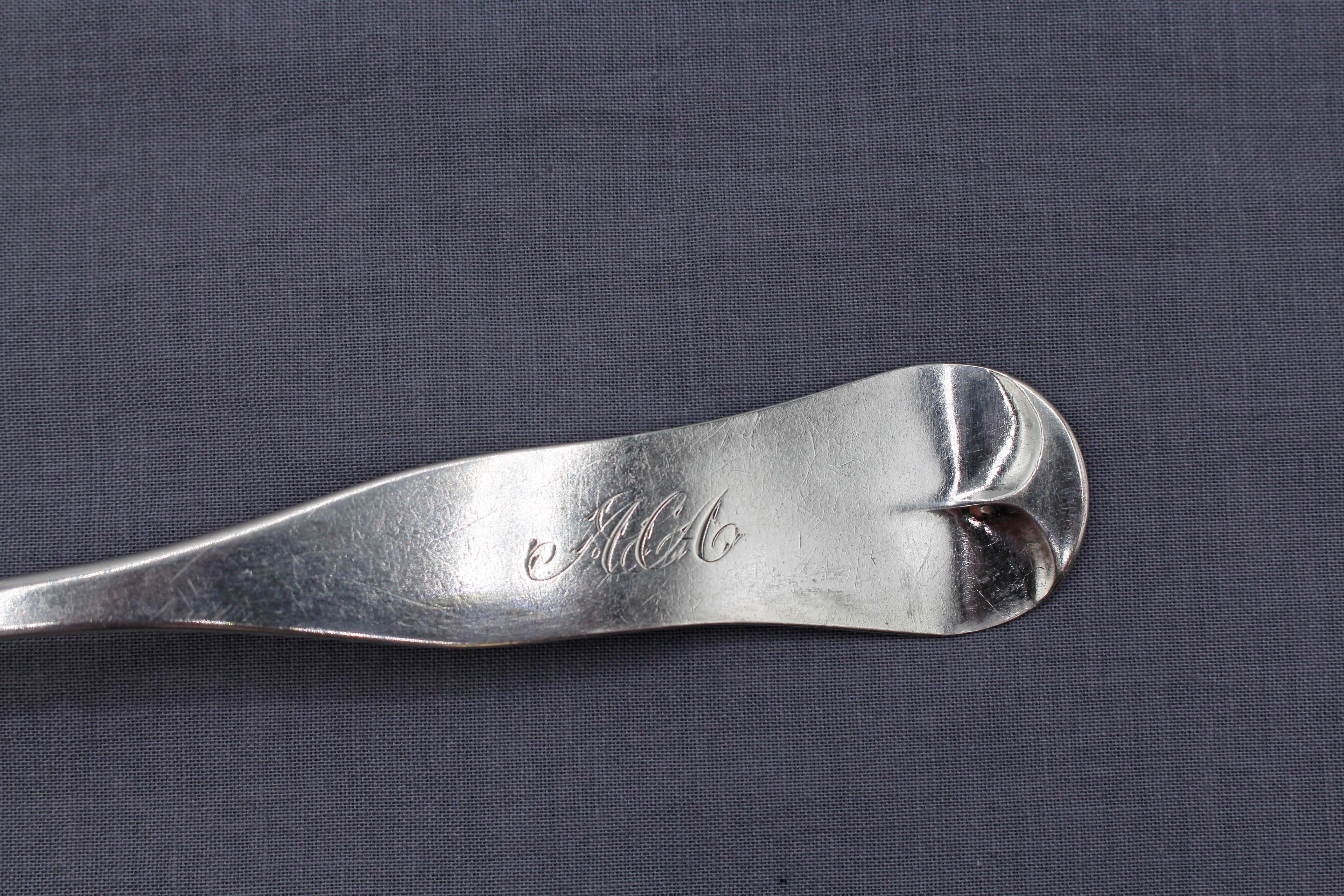 Ensemble de six cuillères à soupe en argent monnayé, c.1873-75, par C.E. Taber, Providence, RI. Tous marqués. Un bel ensemble avec un motif allongé en forme de dos de violon. Monogramme : 
