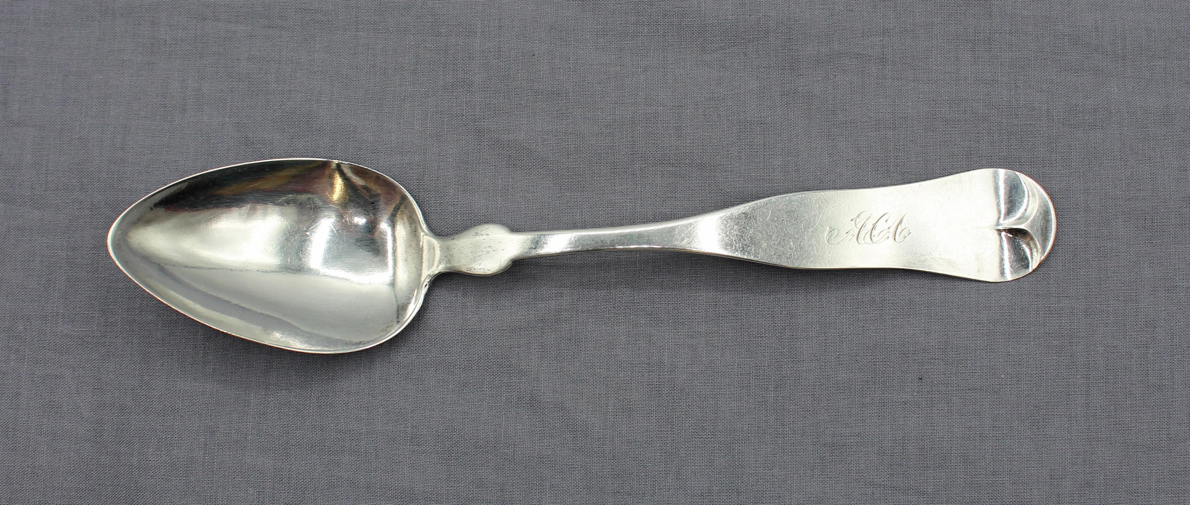 C. 1873-75 Ensemble de six cuillères à soupe en argent monnayé par W E Taber, Providence, RI Bon état - En vente à Chapel Hill, NC
