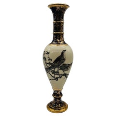 C. 1879, Jarrón decorado con gorriones del Cincinnati Pottery Club Por la Sra. Fannie M Banks