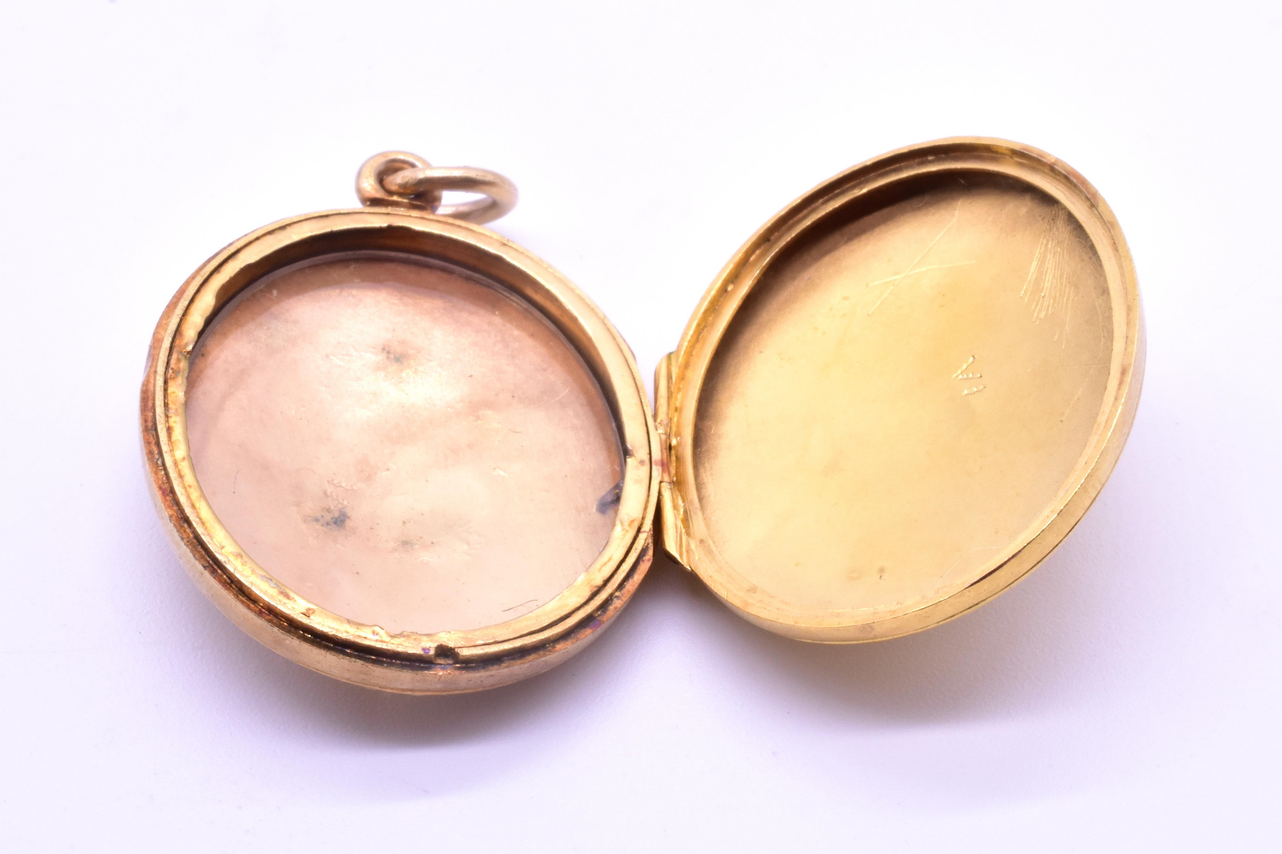 Médaillon ancien en or 15 carats ciselé à motif « Ceinture et boucle », vers 1880 en vente 3