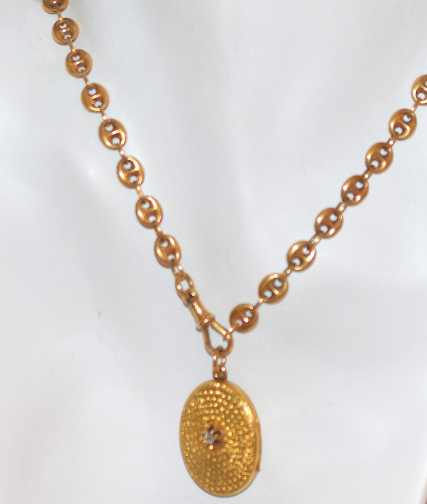 Médaillon ancien en or 15 carats ciselé à motif « Ceinture et boucle », vers 1880 en vente 1