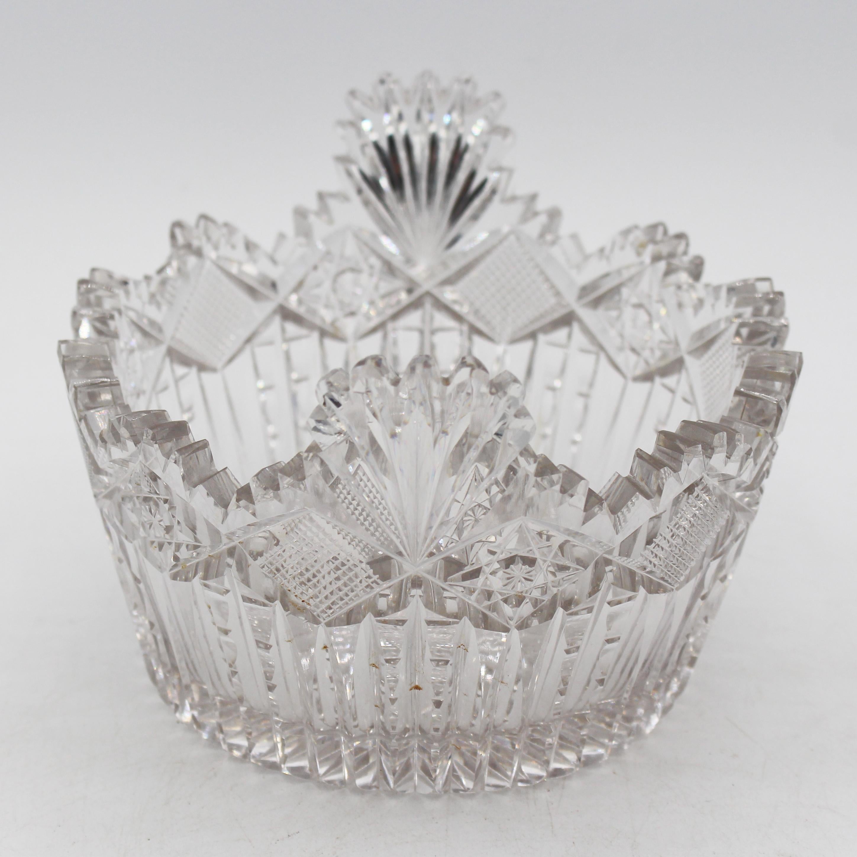 CIRCA 1880-1900 Amerikanische Butterdose aus geschliffenem Glas mit Brillianten. Teilweiser Verlust eines Punktes.
5,5