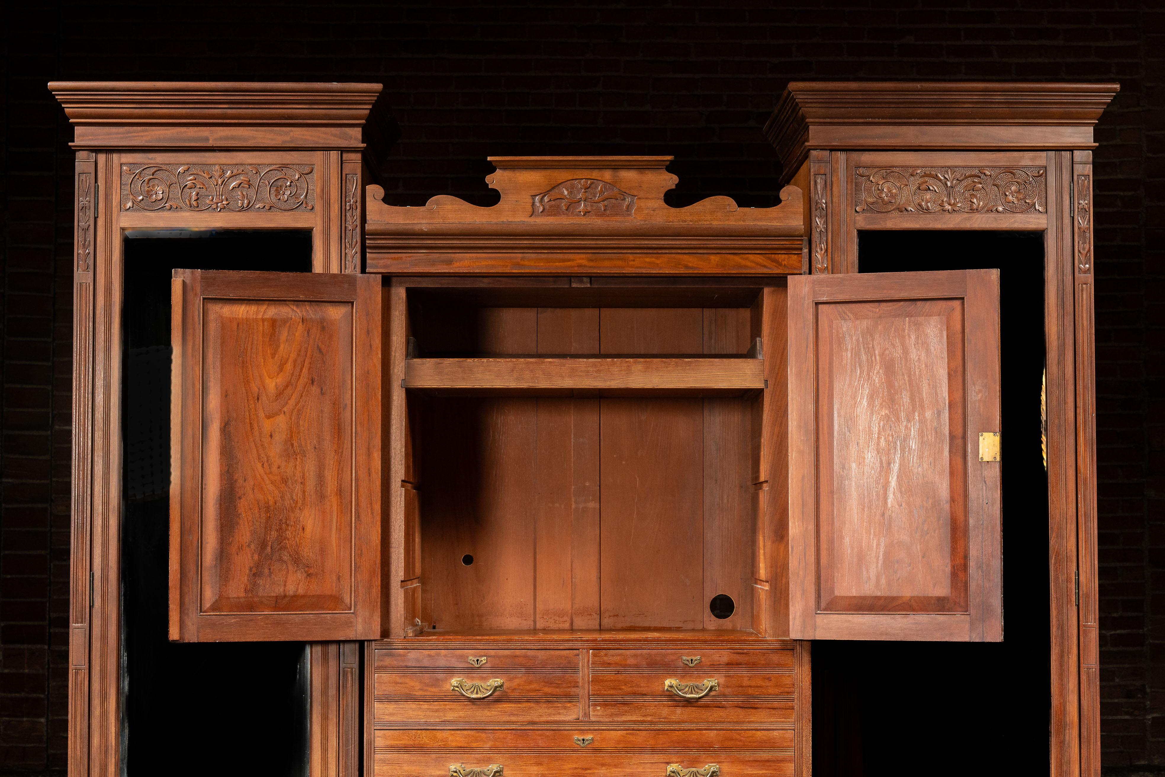 Inglese c. 1880 Arts & Crafts 3-Section Cabinet by Edwards & Sons in vendita