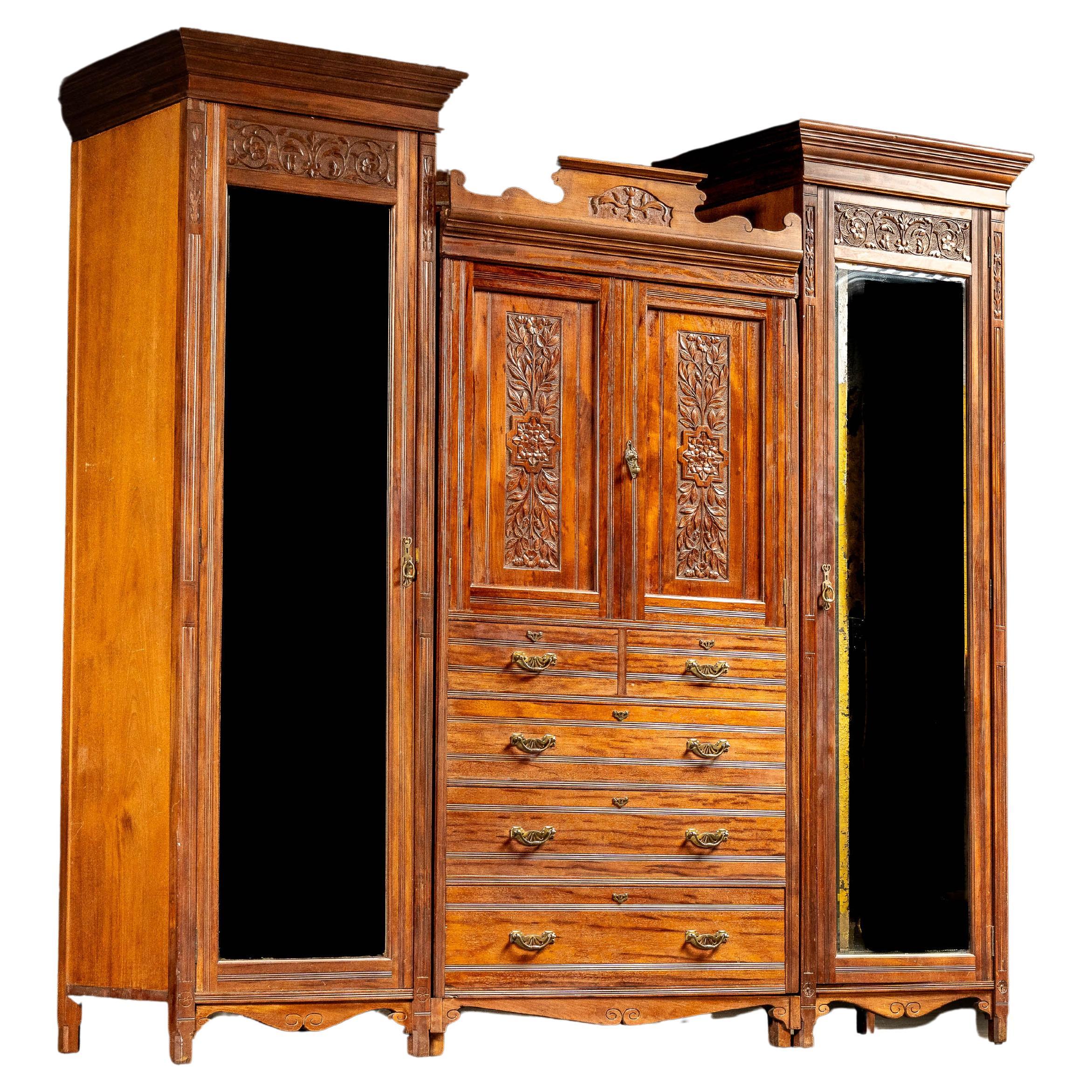 c. 1880 Arts 
Crafts 3-Section Cabinet by Edwards 
Sons in vendita