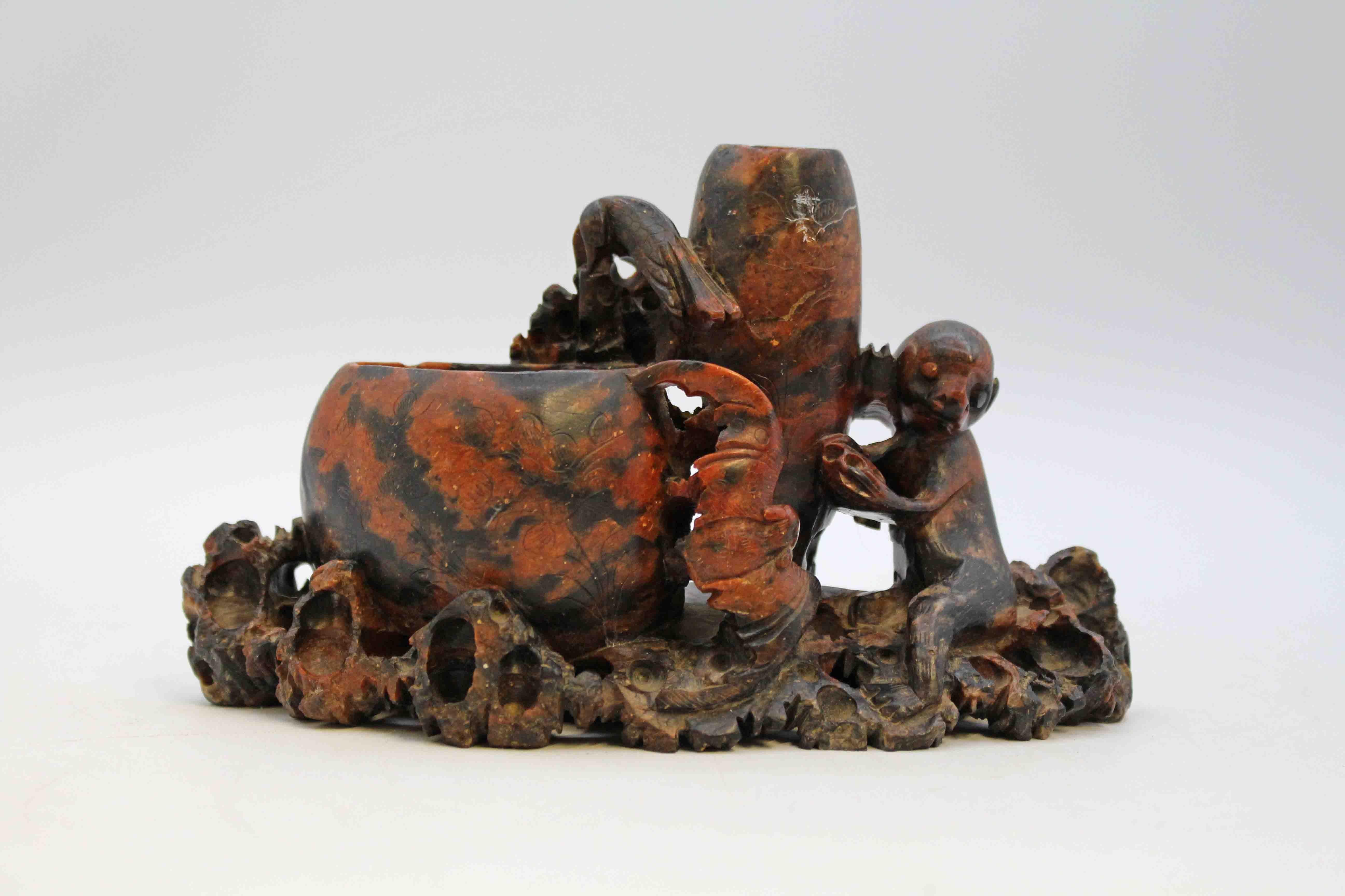 Juego de fumadores de piedra jabón tallada, chino, circa 1880. Finales de la dinastía Qing, antes de 1891. Mono sujetando el recipiente de cerillas -  con pequeñas pérdidas por fallas de piedra. Pitillera con murciélago y pájaro bien tallados al