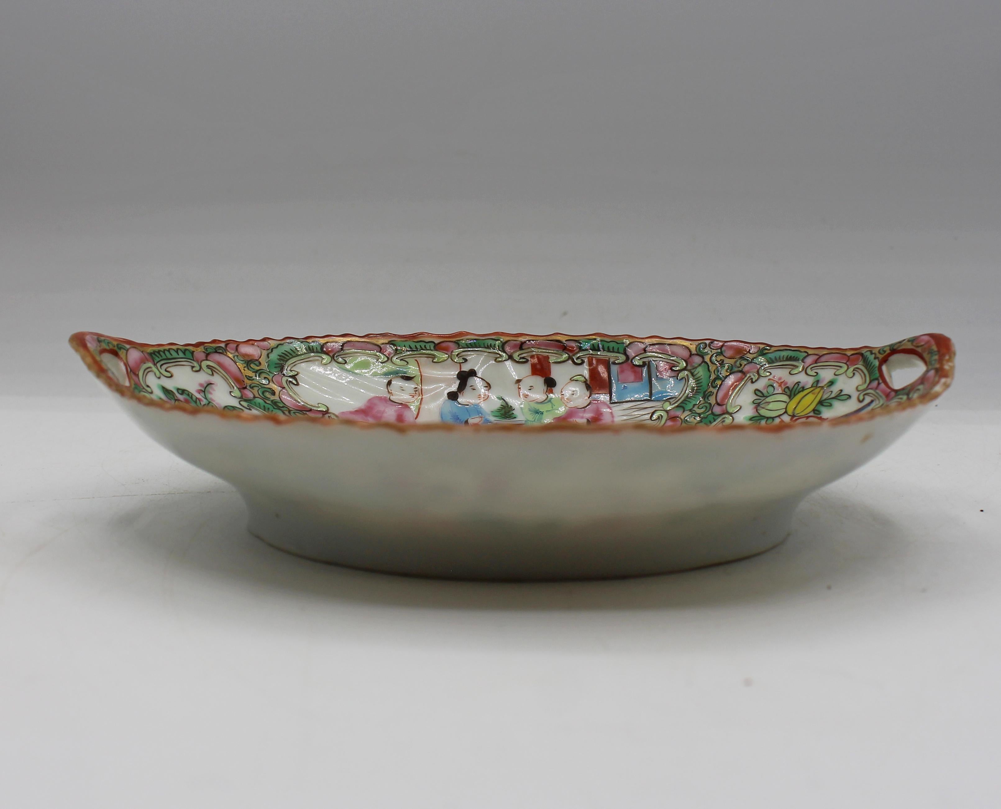 C. 1880 Chinese Export Porcelain Rose Medallion Small Oval Serving Dish In Good Condition For Sale In Chapel Hill, NC