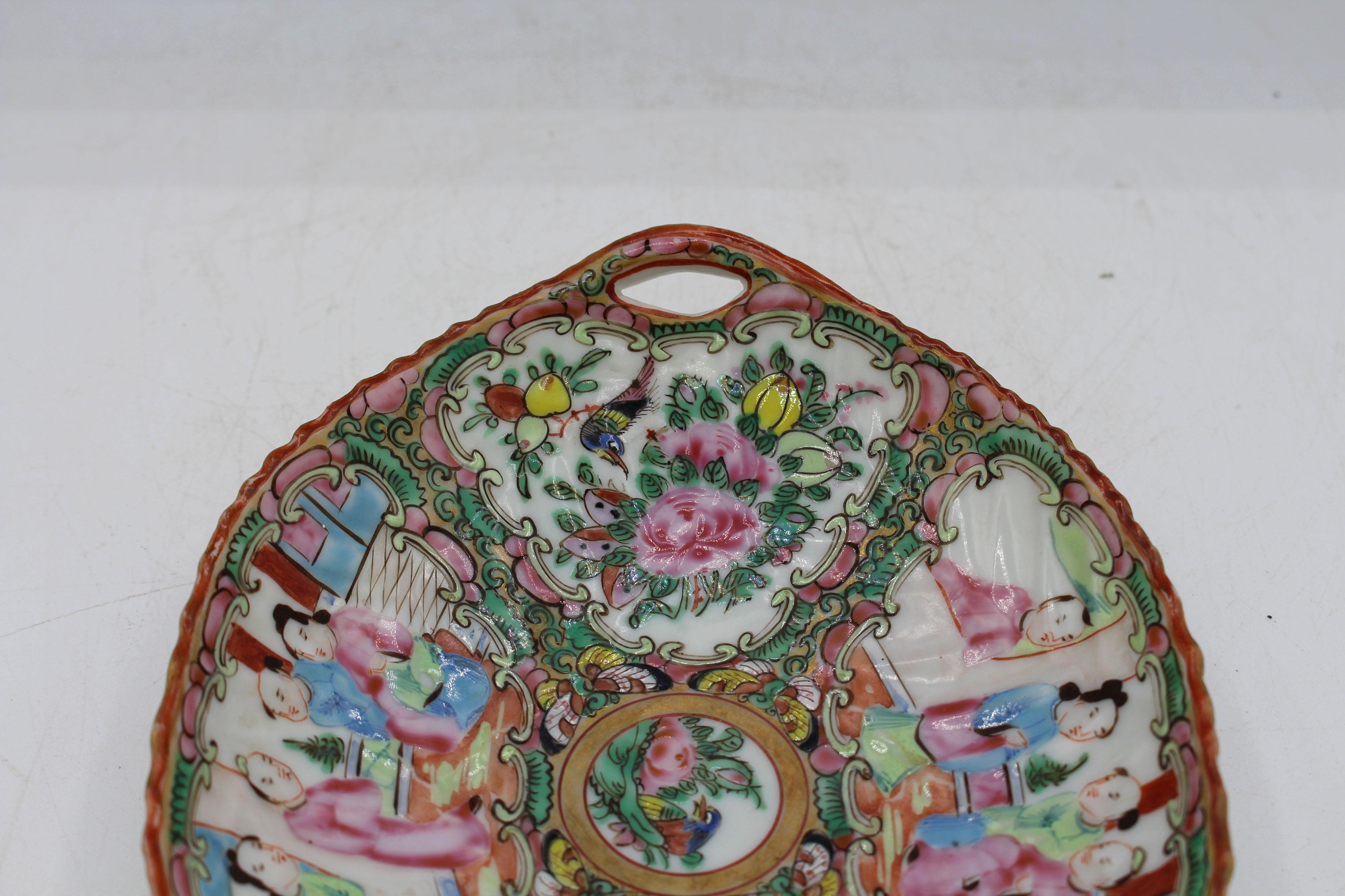 C. 1880 Chinese Export Porcelain Rose Medallion Small Oval Serving Dish For Sale 1
