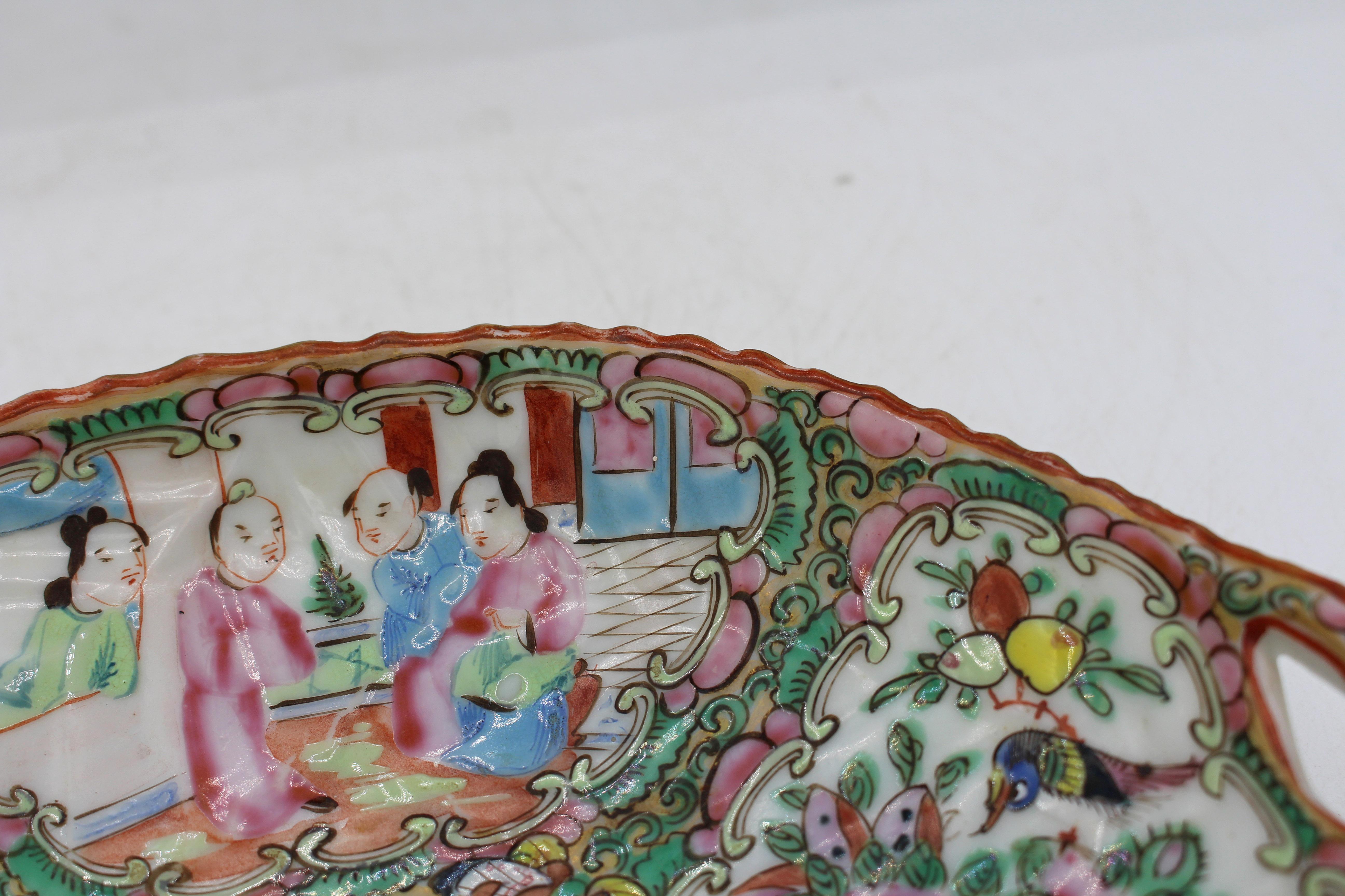 C. 1880 Chinese Export Porcelain Rose Medallion Small Oval Serving Dish For Sale 3