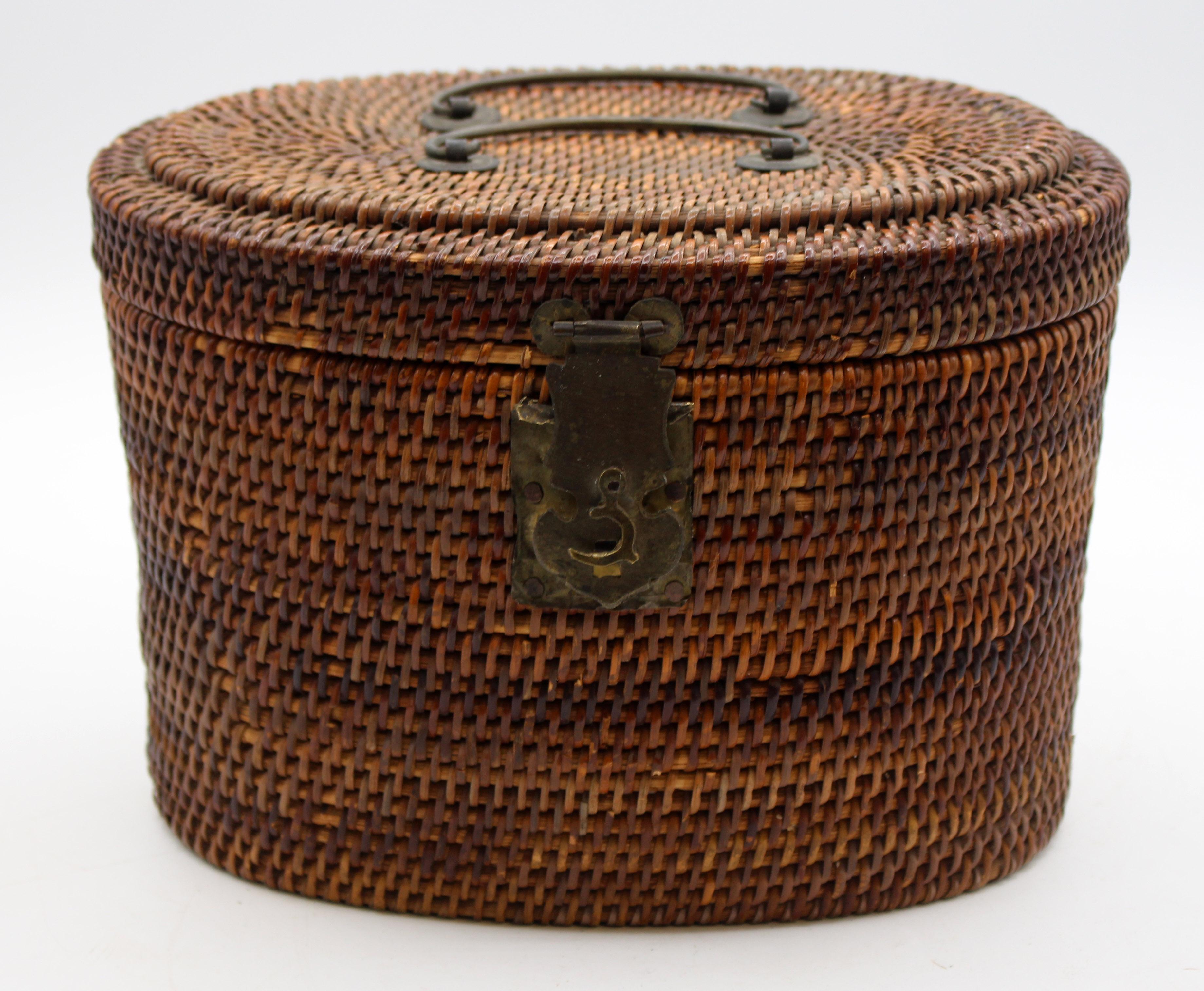 Teiera con medaglione a rosa del 1880 circa in un cestino, esportazione cinese. Ciotola da tè associata. Tarda dinastia Qing. Cestino in vimini imbottito e intrecciato a mano con supporti in ottone, interni come sono.
Cestino: 9,5