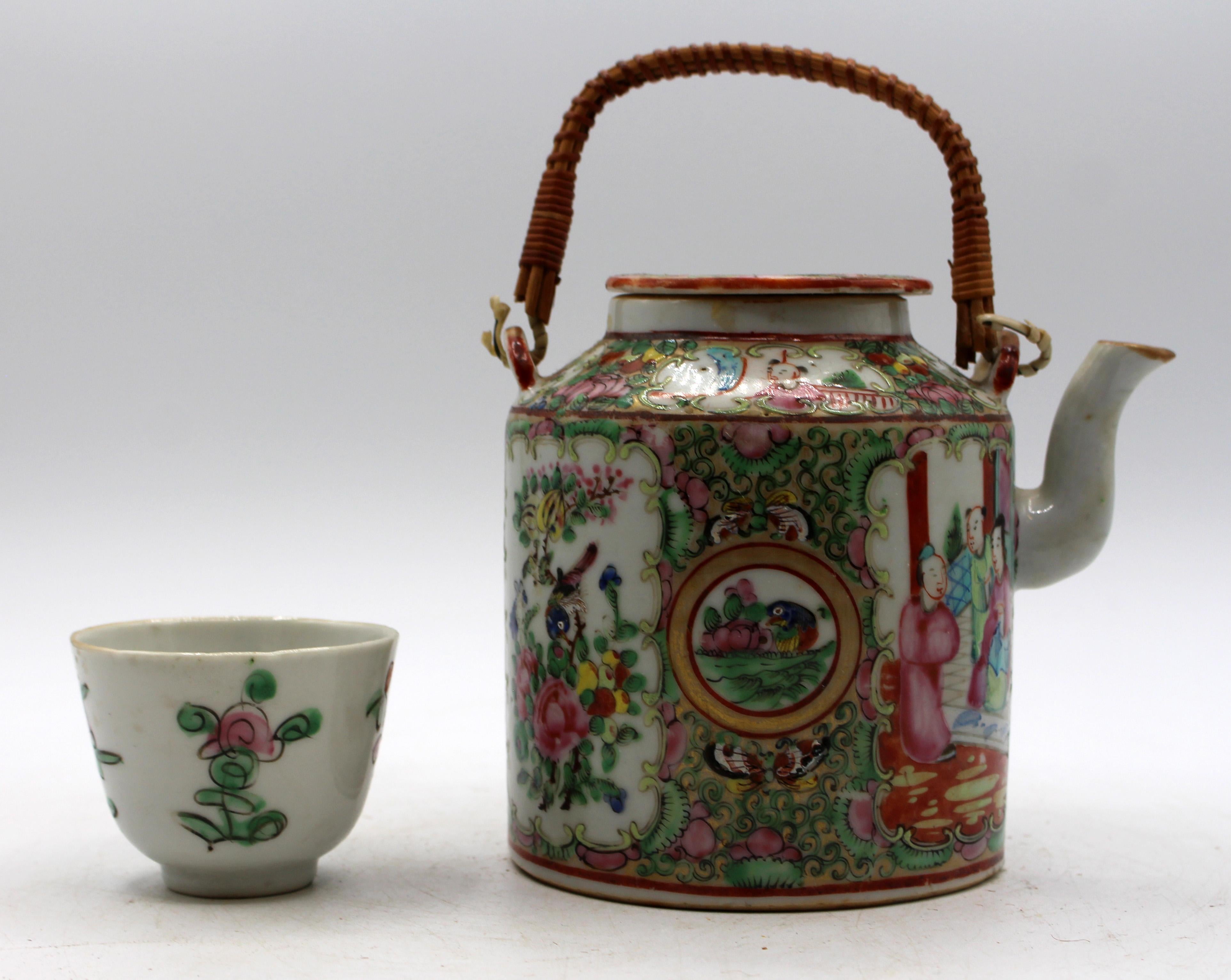 Cinese C. Teiera con medaglione a rosa da esportazione cinese del 1880 in cesto in vendita