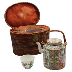 C. Teiera con medaglione a rosa da esportazione cinese del 1880 in cesto
