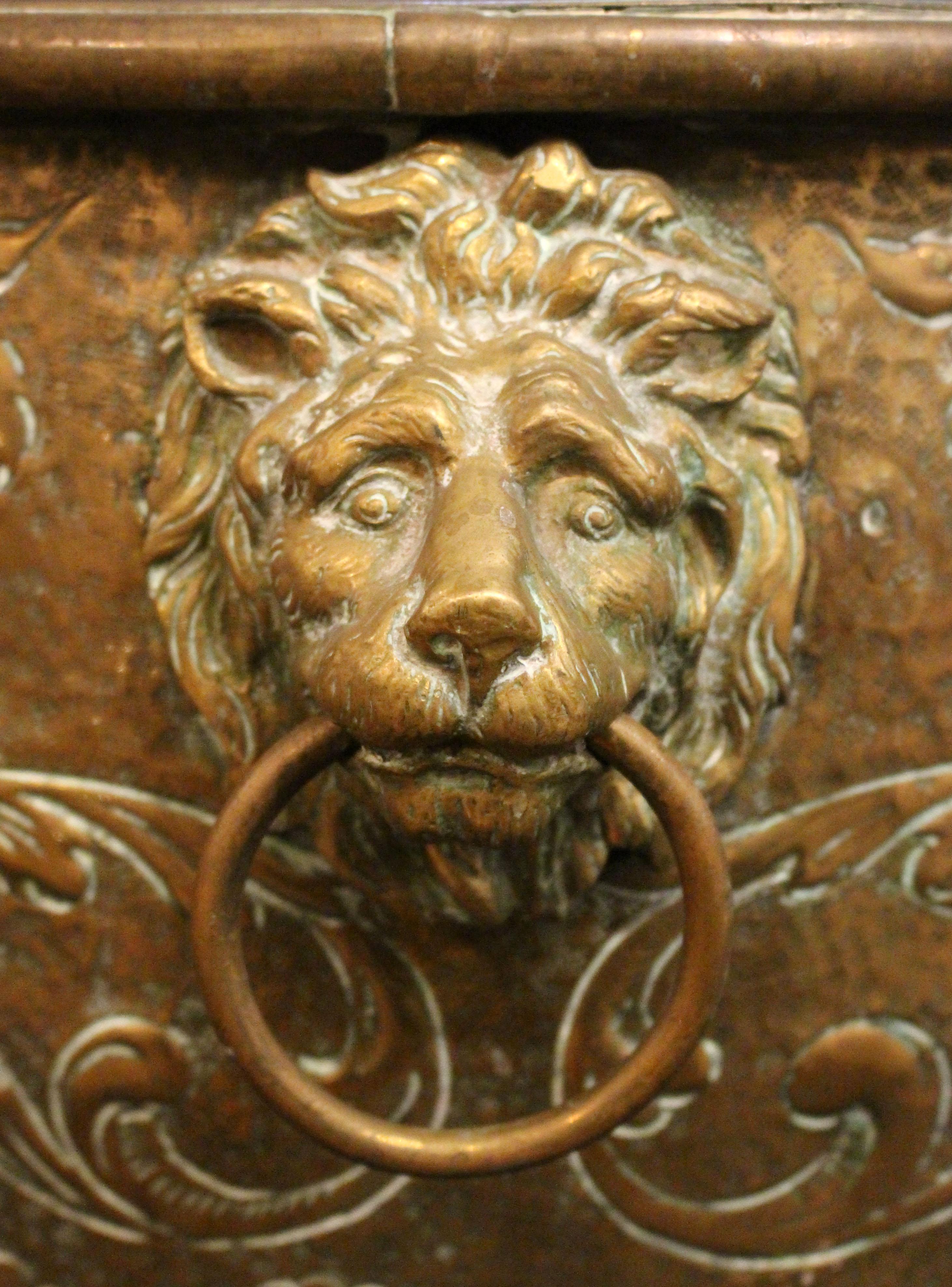 Olandese C. 1880 Jardiniere olandese in ottone repousse in vendita