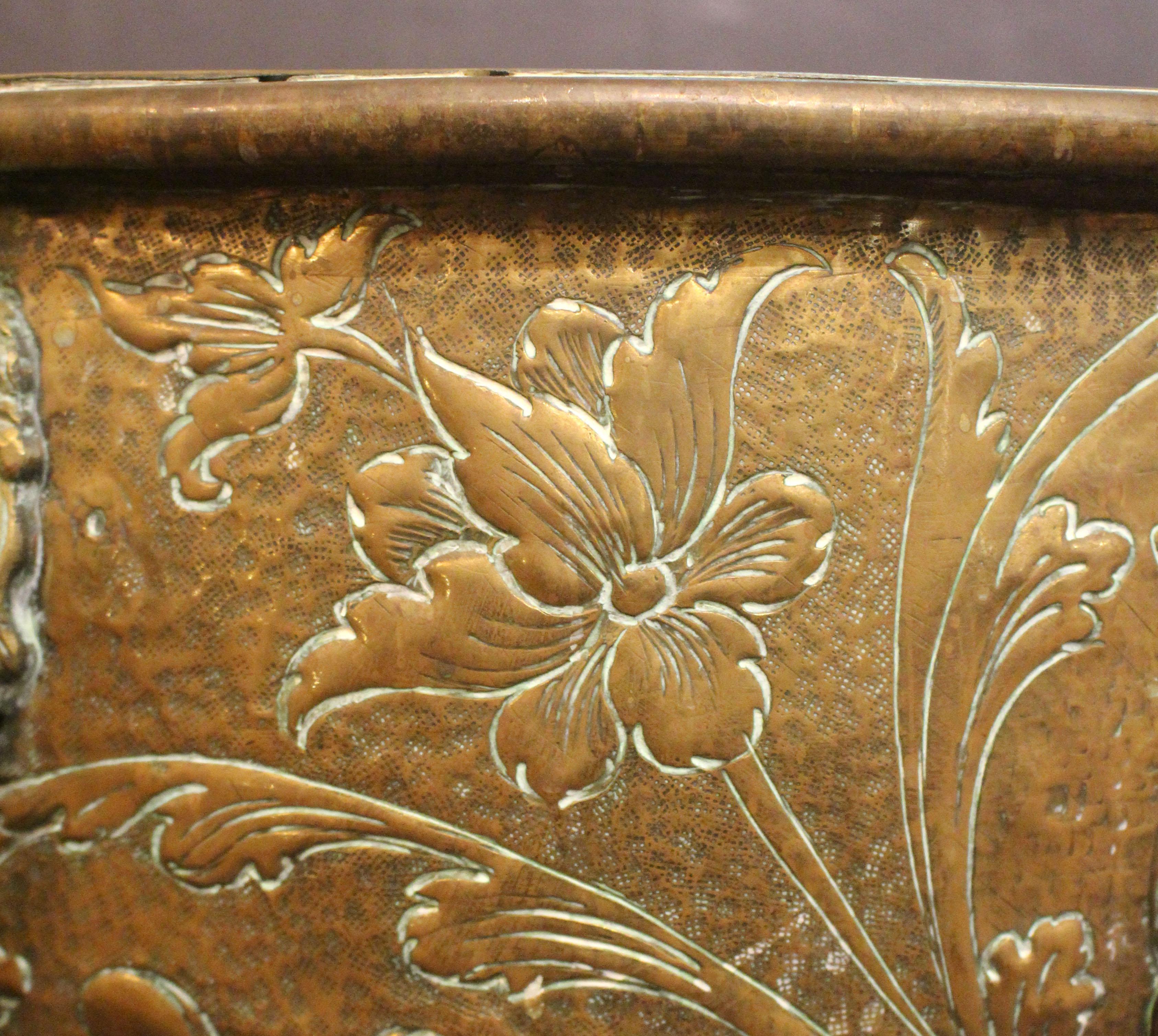 C. 1880 Jardiniere olandese in ottone repousse In condizioni buone in vendita a Chapel Hill, NC