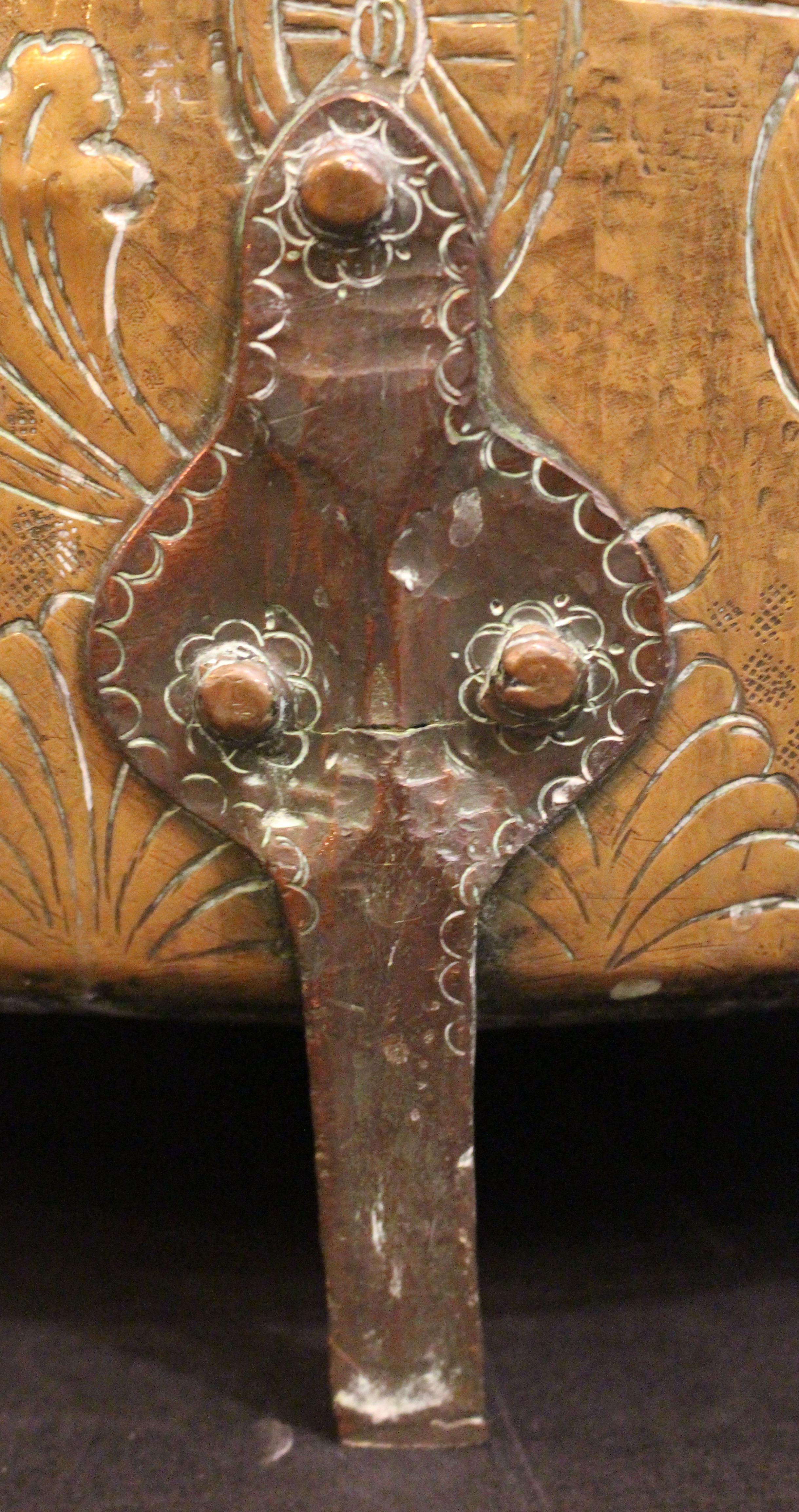 XIX secolo C. 1880 Jardiniere olandese in ottone repousse in vendita