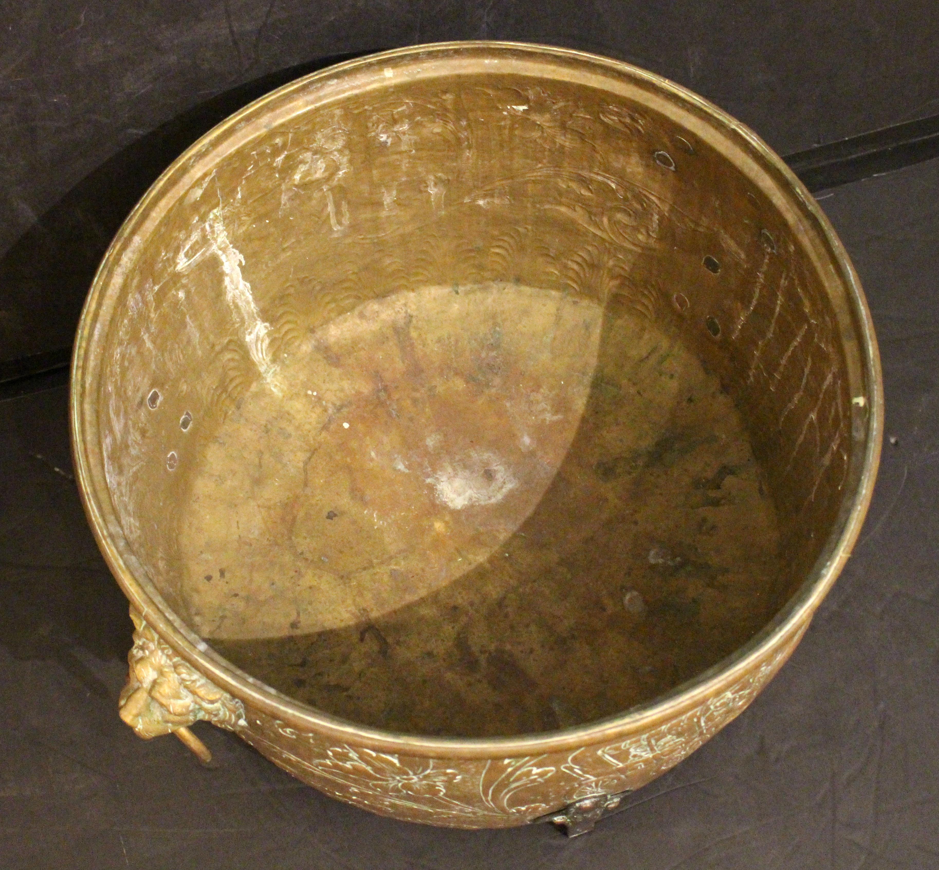 Ottone C. 1880 Jardiniere olandese in ottone repousse in vendita