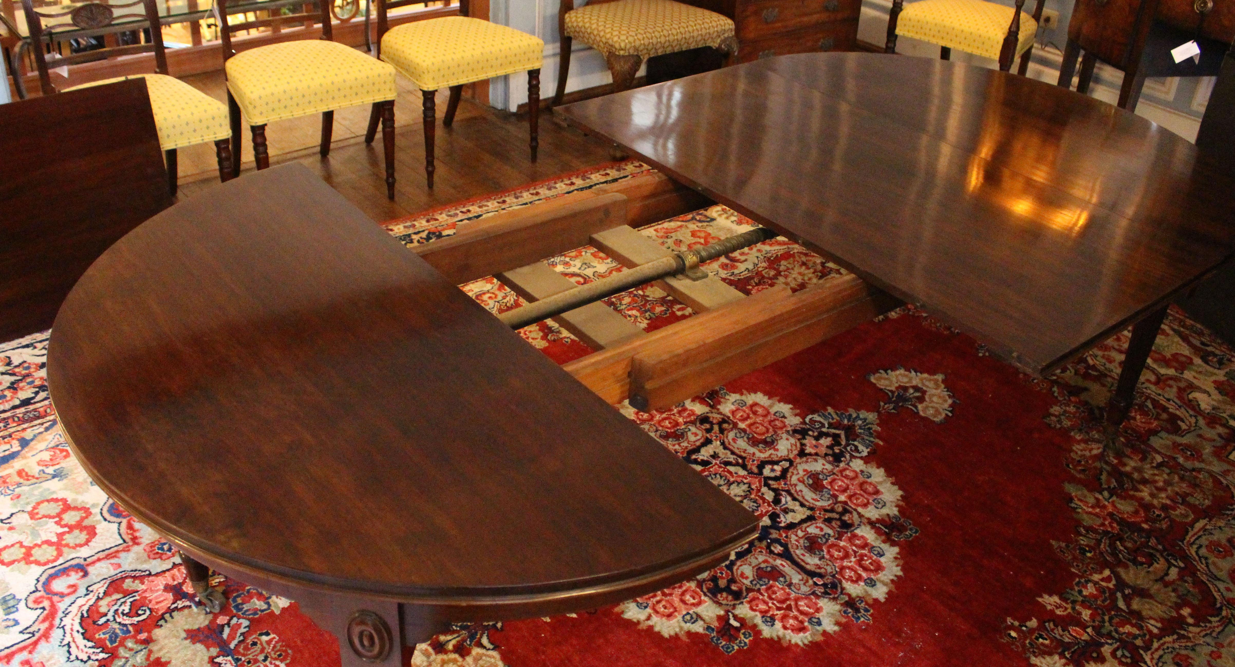 c. 1880 English Round Extending Regency Revival Dining Table Renacimiento de la Regencia en venta