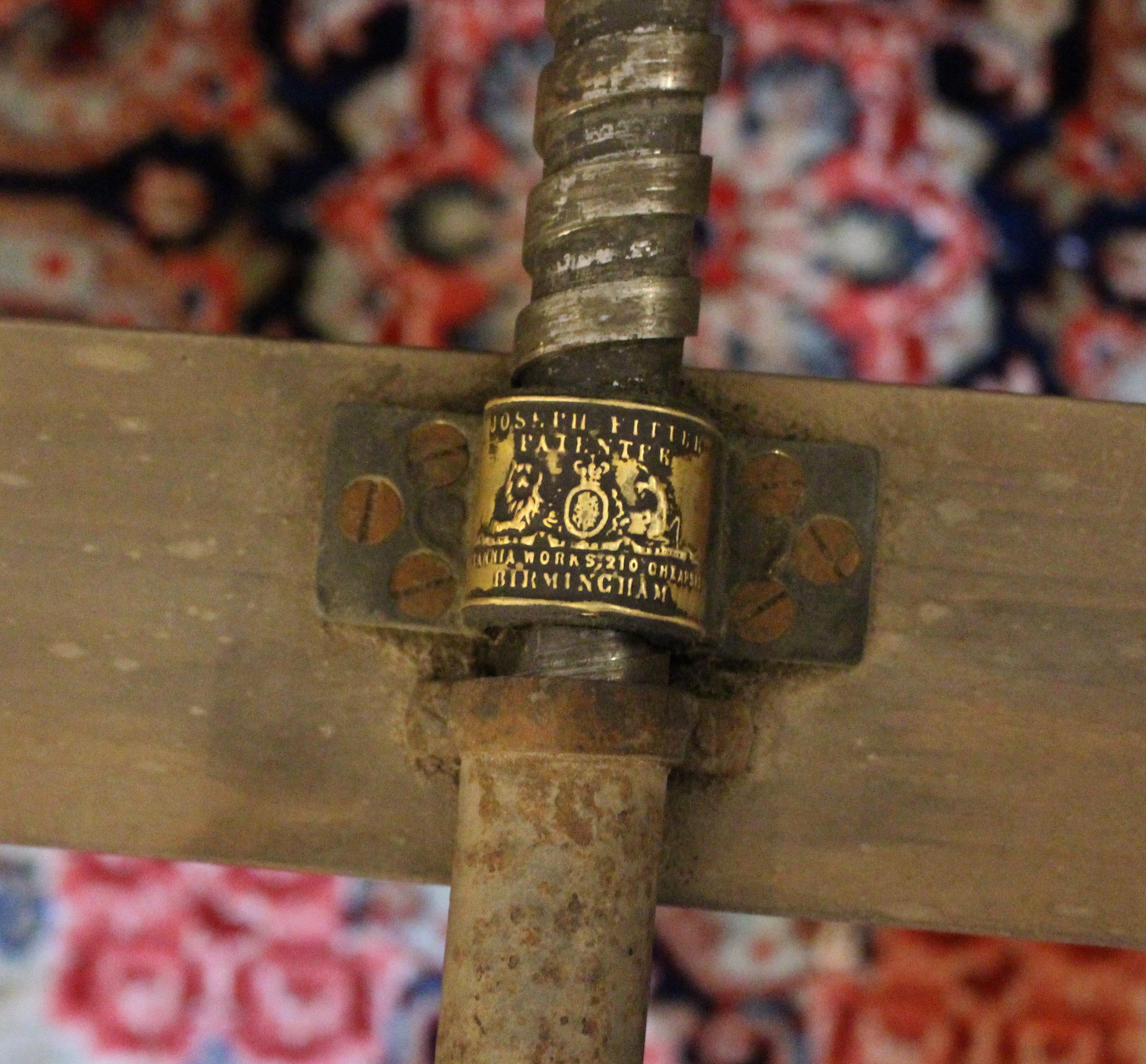 c. 1880 English Round Extending Regency Revival Dining Table en Bueno estado para la venta en Chapel Hill, NC